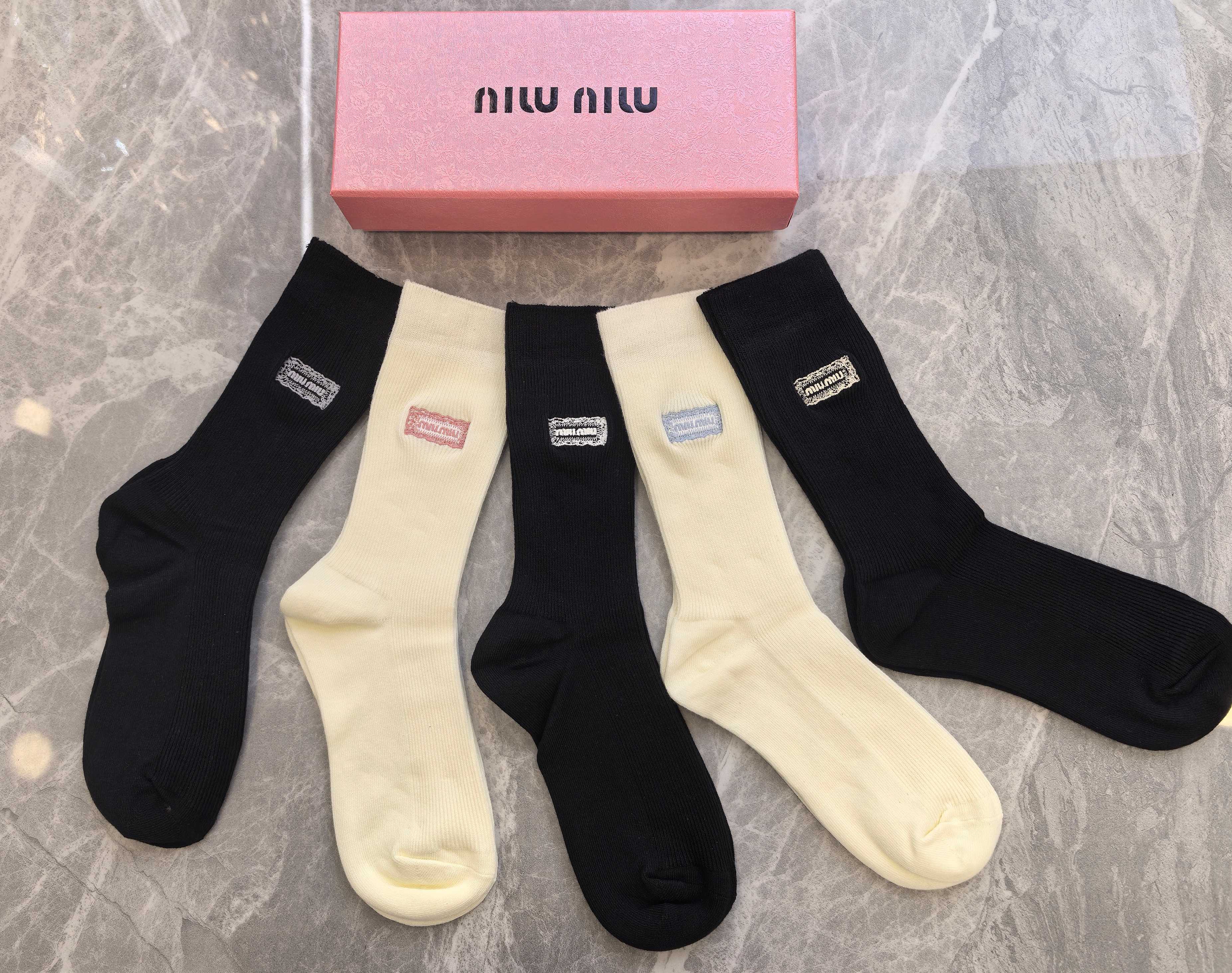 💛配包装MIUMIU（缪缪） 新款羊绒刺绣中长款堆堆袜袜子！一盒五双， 专柜同步筒款袜子，💛大牌出街，潮