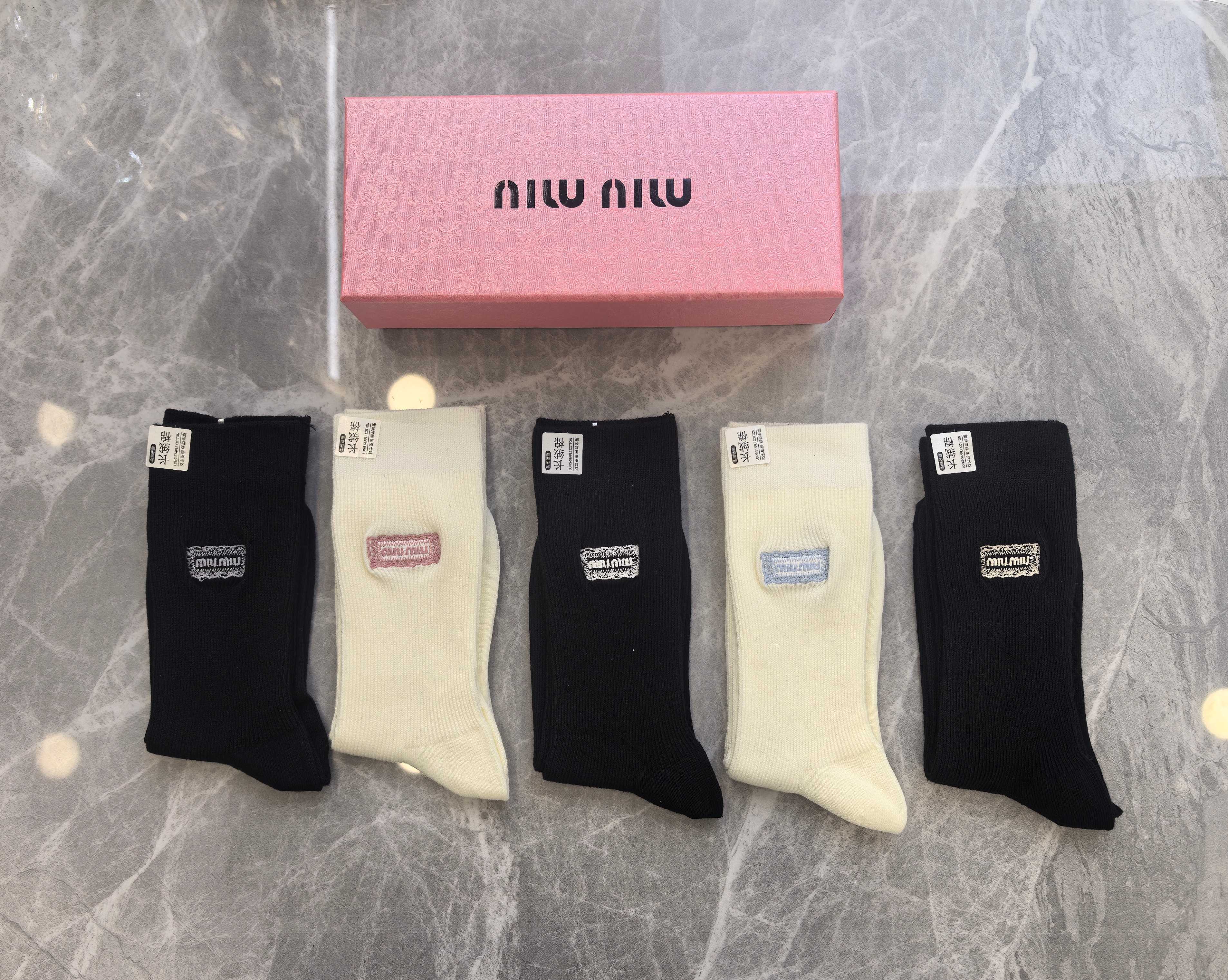 💛配包装MIUMIU（缪缪） 新款羊绒刺绣中长款堆堆袜袜子！一盒五双， 专柜同步筒款袜子，💛大牌出街，潮