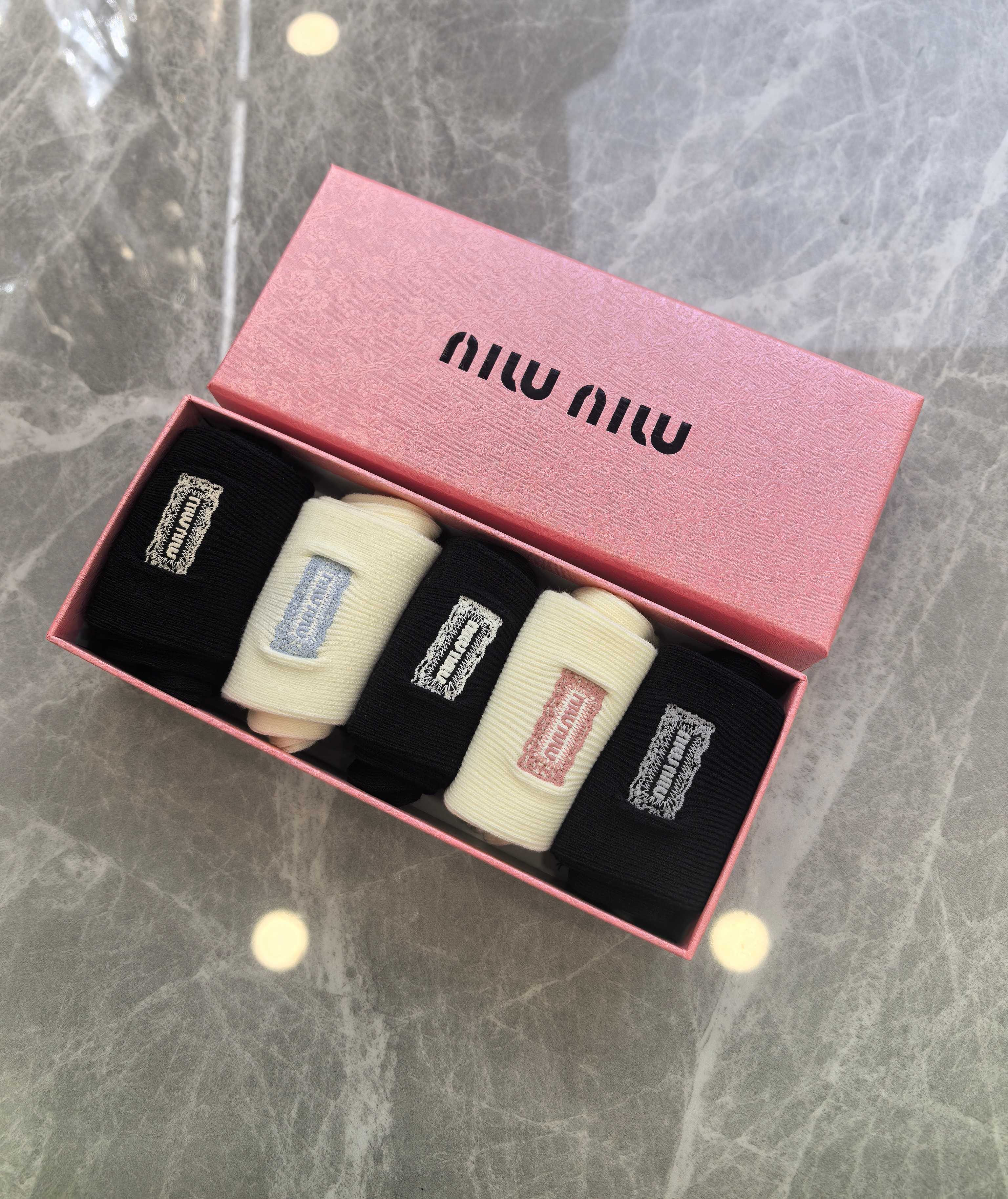💛配包装MIUMIU（缪缪） 新款羊绒刺绣中长款堆堆袜袜子！一盒五双， 专柜同步筒款袜子，💛大牌出街，潮