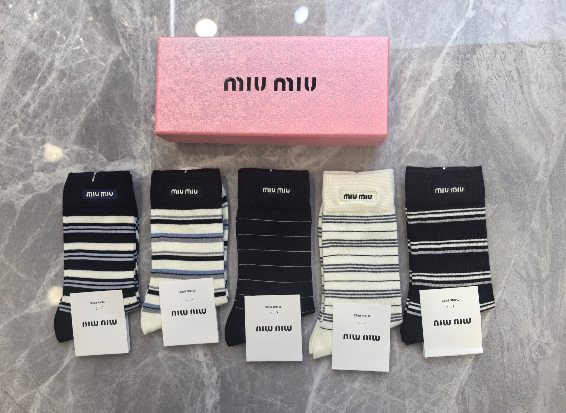 💛配包装MIUMIU（缪缪） 新款刺绣中长款堆堆袜袜子！一盒五双， 专柜同步筒款袜子，💛大牌出街，潮人必