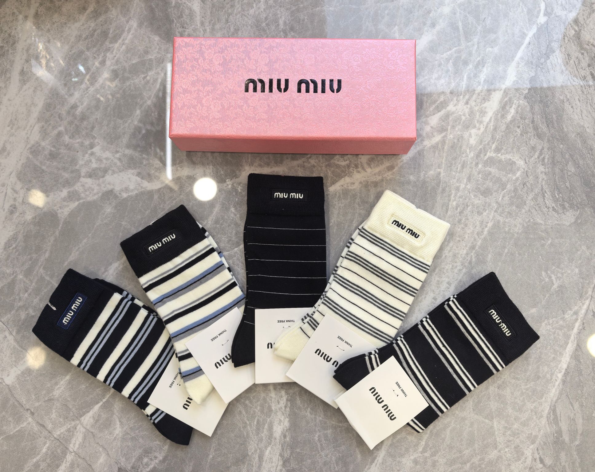 💛配包装MIUMIU（缪缪） 新款刺绣中长款堆堆袜袜子！一盒五双， 专柜同步筒款袜子，💛大牌出街，潮人必
