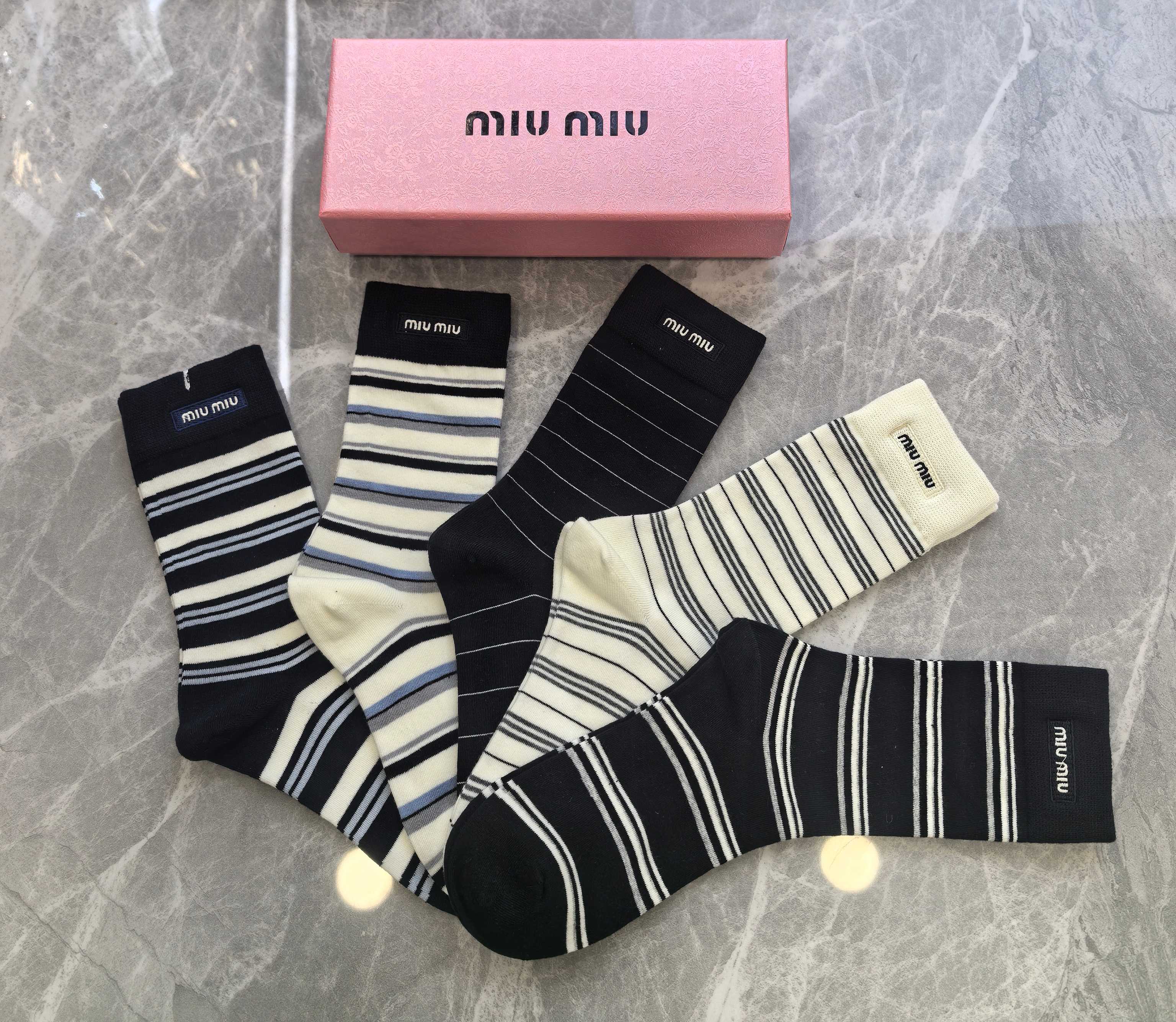 💛配包装MIUMIU（缪缪） 新款刺绣中长款堆堆袜袜子！一盒五双， 专柜同步筒款袜子，💛大牌出街，潮人必