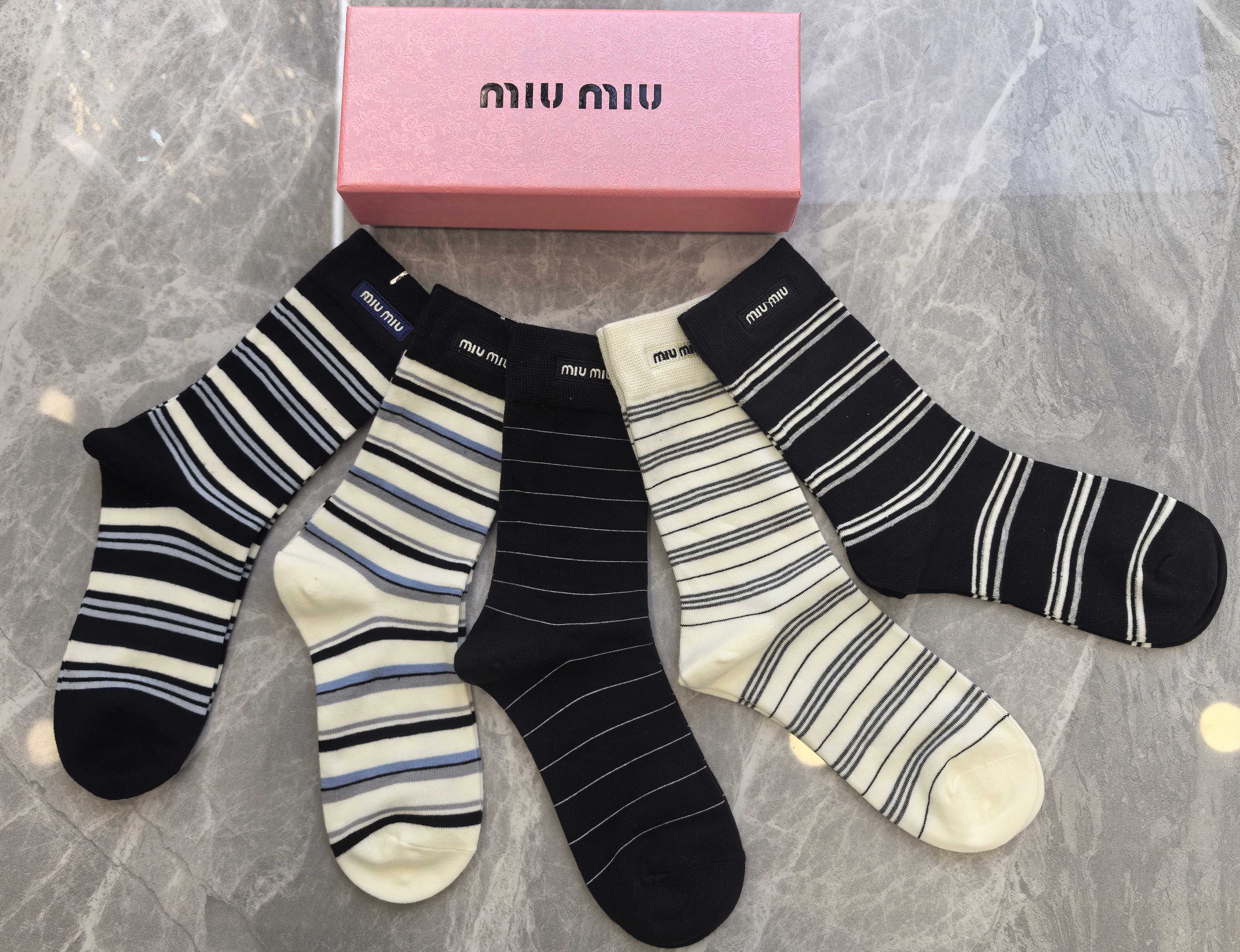 💛配包装MIUMIU（缪缪） 新款刺绣中长款堆堆袜袜子！一盒五双， 专柜同步筒款袜子，💛大牌出街，潮人必