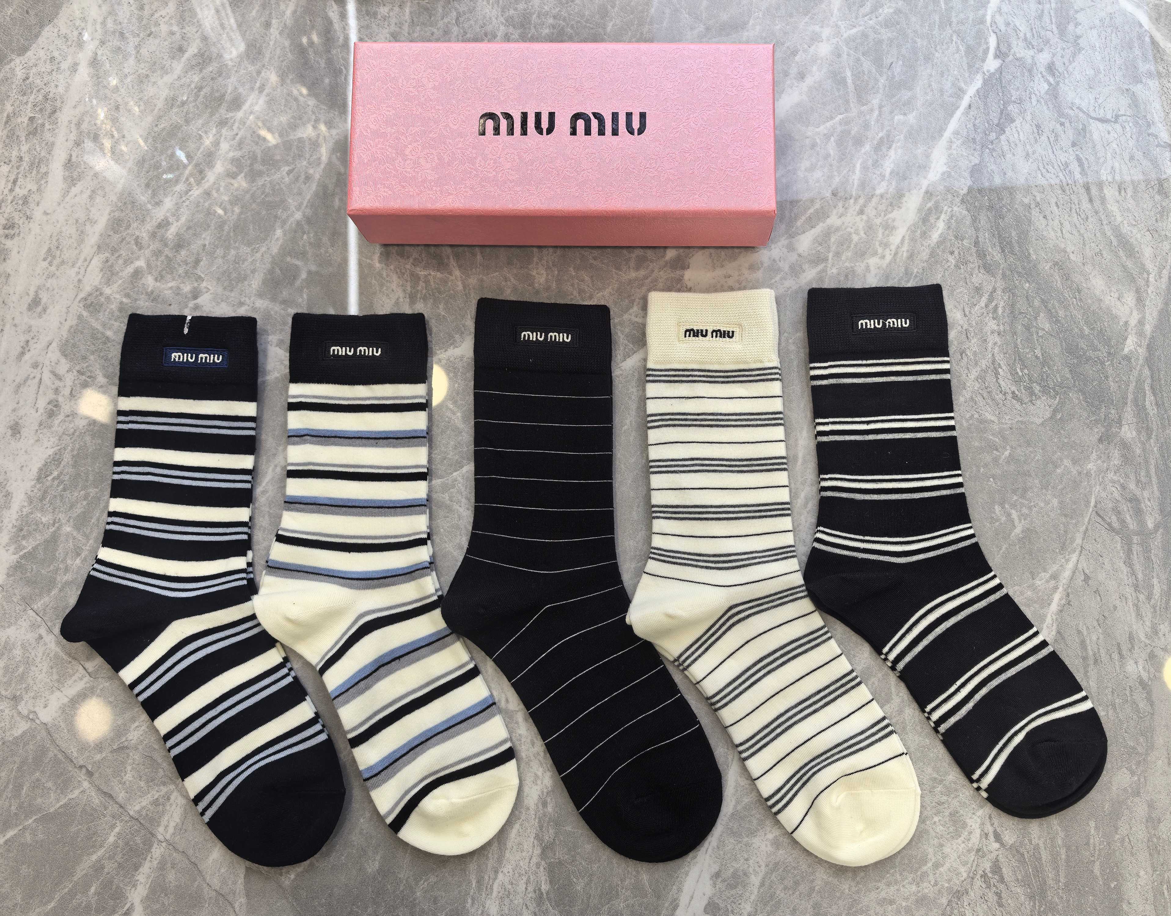 💛配包装MIUMIU（缪缪） 新款刺绣中长款堆堆袜袜子！一盒五双， 专柜同步筒款袜子，💛大牌出街，潮人必