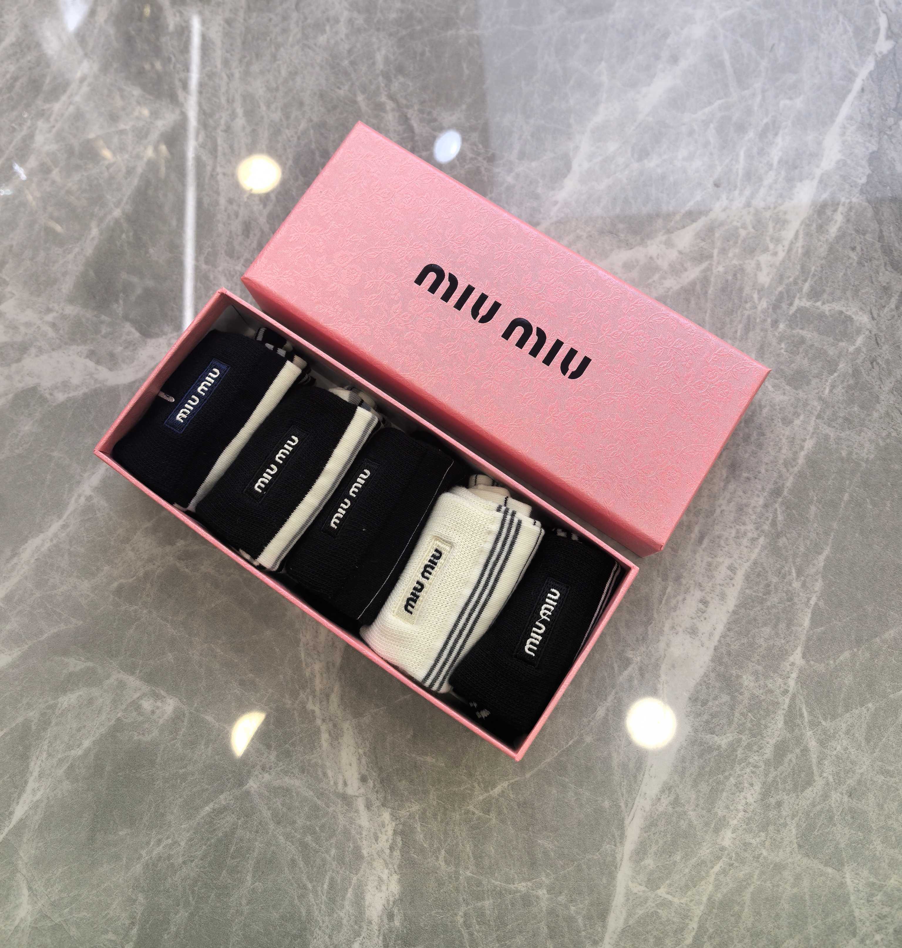 💛配包装MIUMIU（缪缪） 新款刺绣中长款堆堆袜袜子！一盒五双， 专柜同步筒款袜子，💛大牌出街，潮人必
