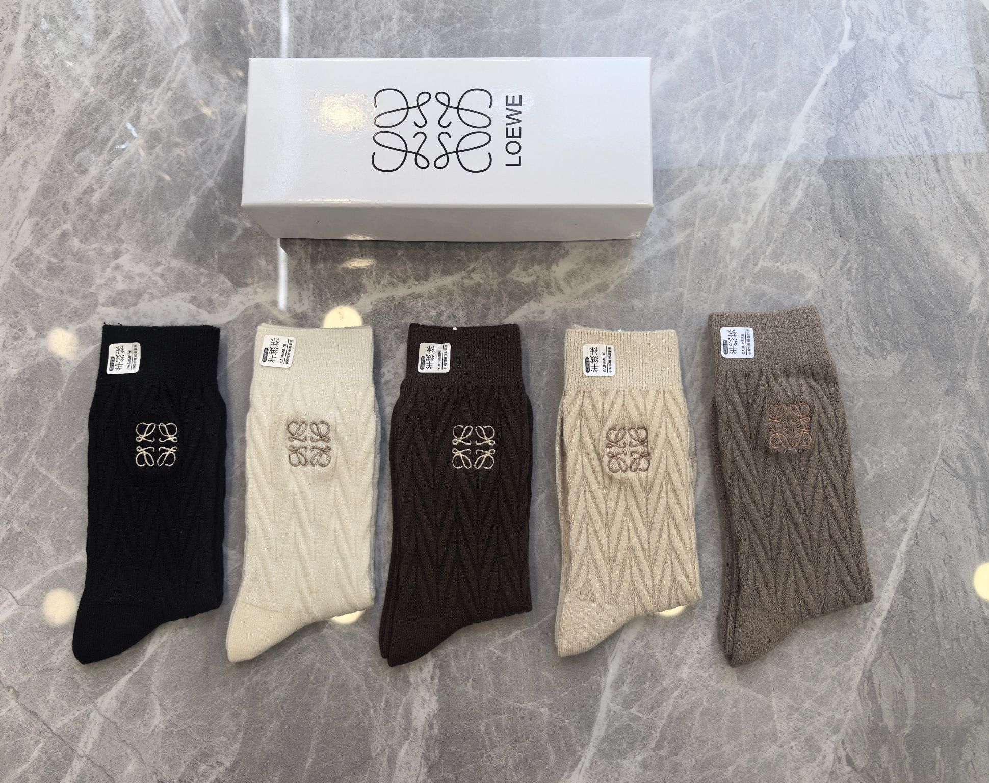 💛配包装LOEWE（罗意威） 新款羊绒中长款堆堆袜袜子！一盒五双， 专柜同步筒款袜子，💛大牌出街，潮人必