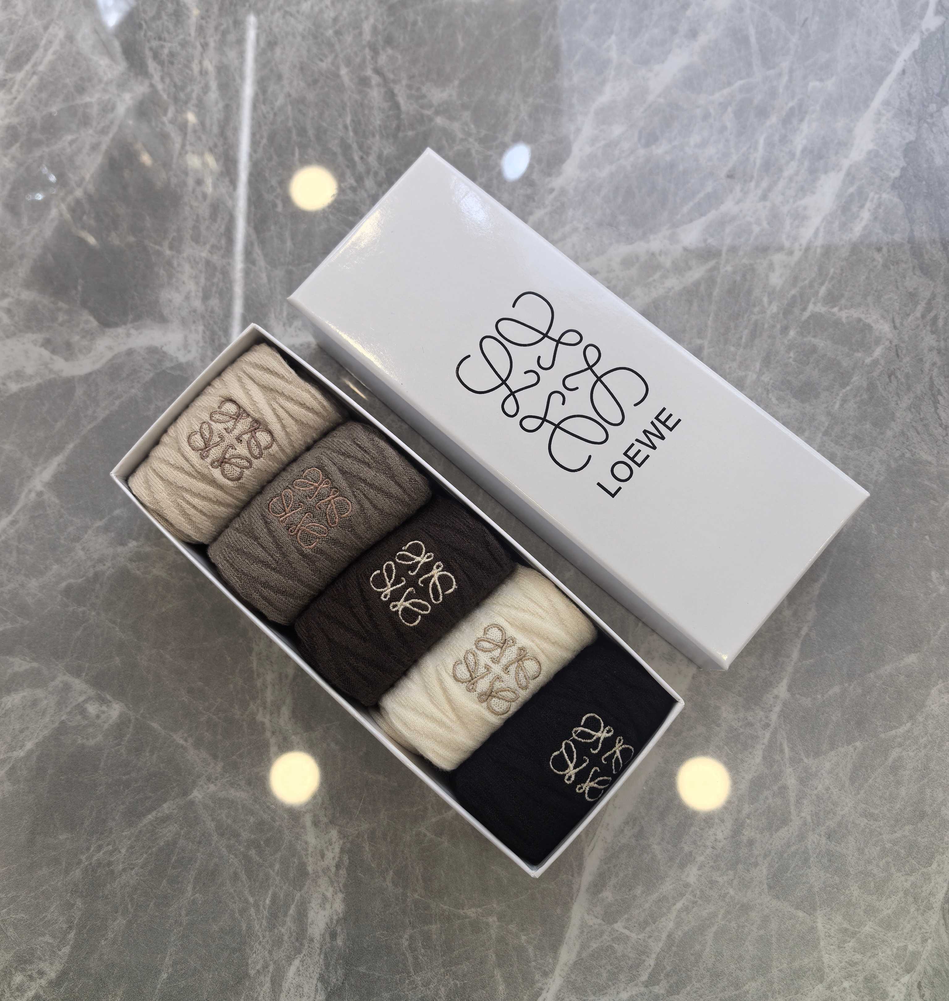 💛配包装LOEWE（罗意威） 新款羊绒中长款堆堆袜袜子！一盒五双， 专柜同步筒款袜子，💛大牌出街，潮人必