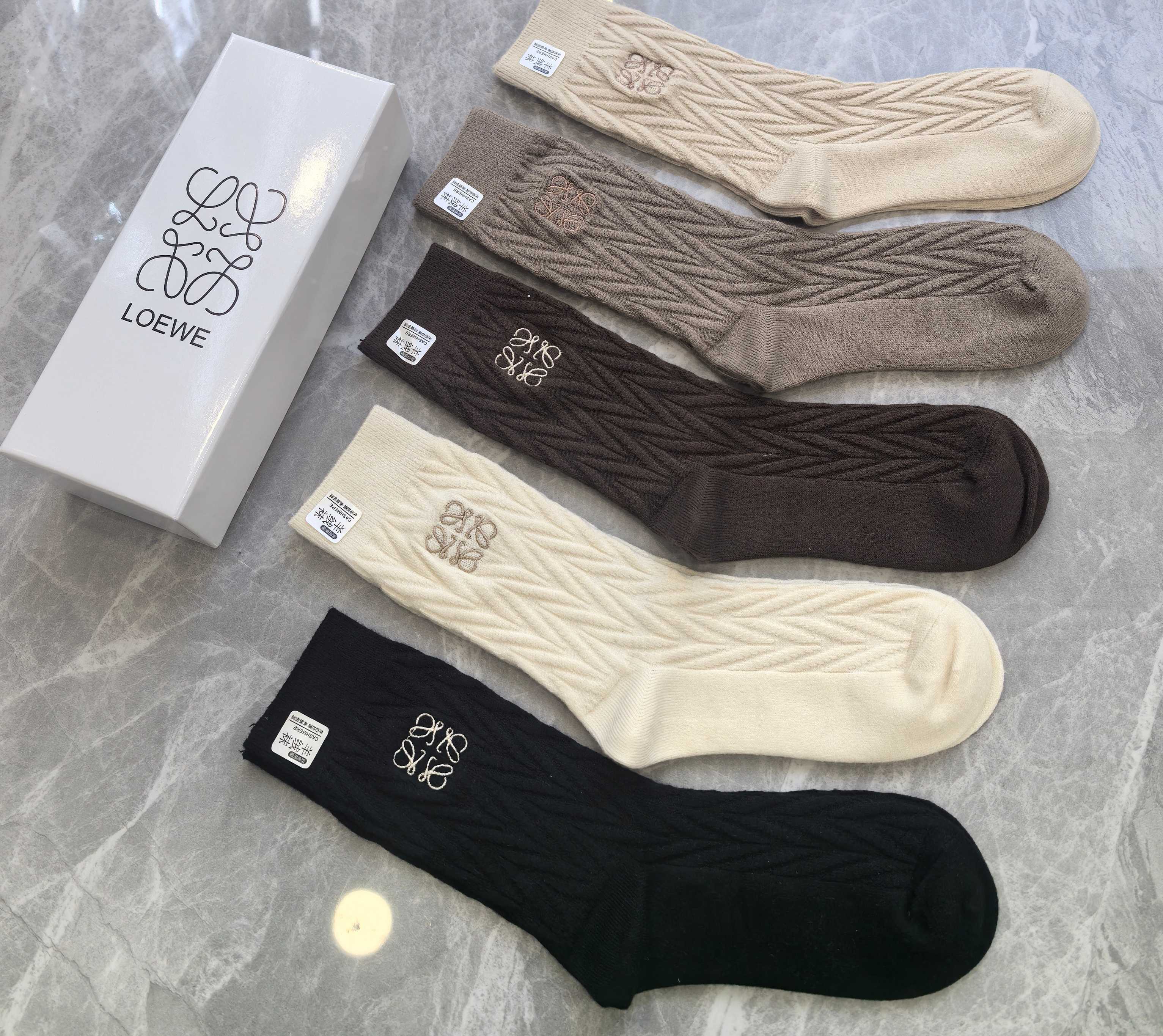 💛配包装LOEWE（罗意威） 新款羊绒中长款堆堆袜袜子！一盒五双， 专柜同步筒款袜子，💛大牌出街，潮人必
