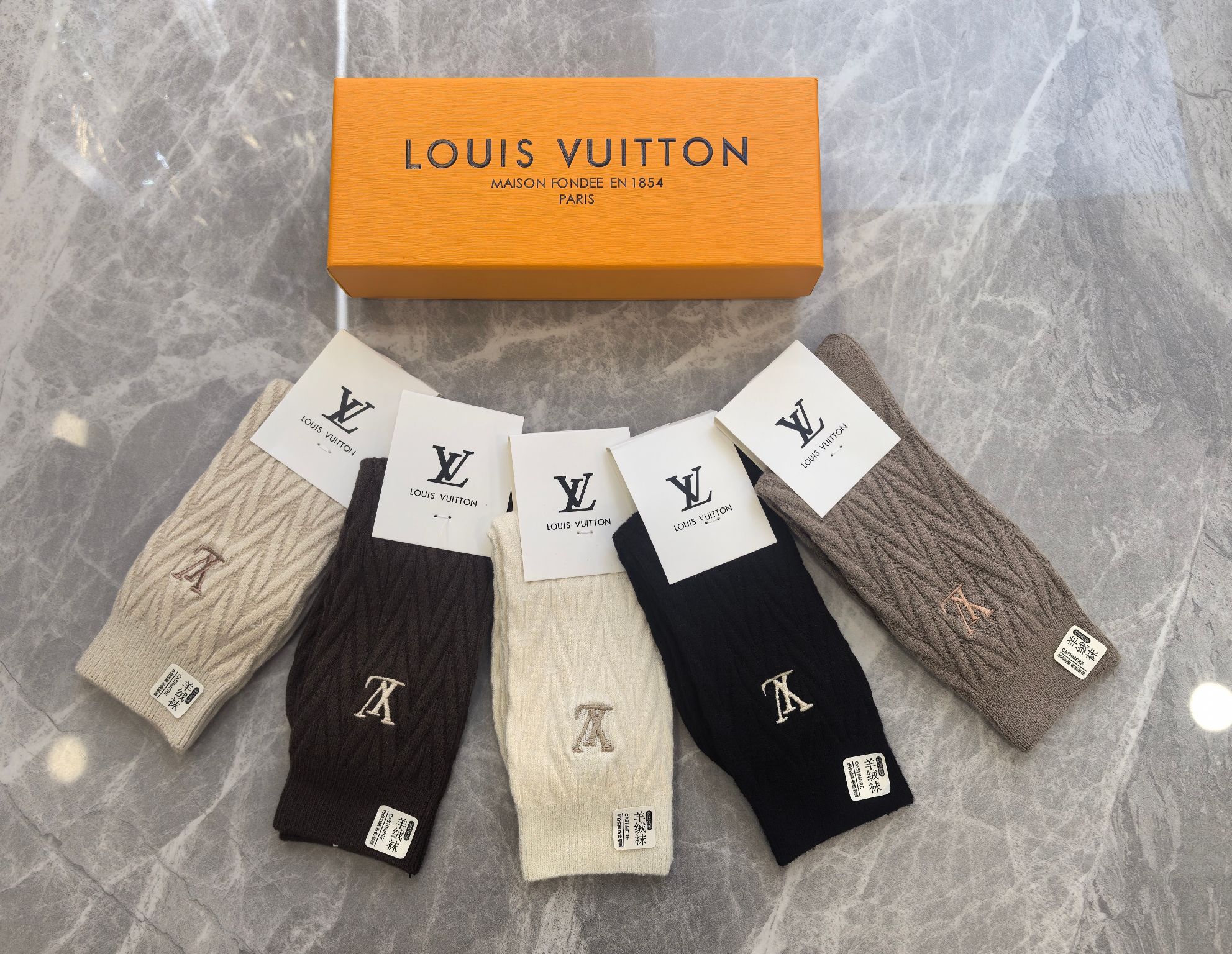 💛配包装LV（路易威登）新款羊绒中长款堆堆袜袜子！一盒五双， 专柜同步筒款袜子，💛大牌出街，潮人必备🔥超