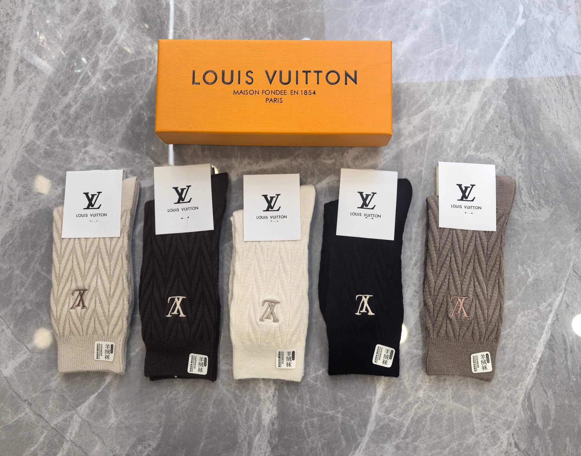 💛配包装LV（路易威登）新款羊绒中长款堆堆袜袜子！一盒五双， 专柜同步筒款袜子，💛大牌出街，潮人必备🔥超