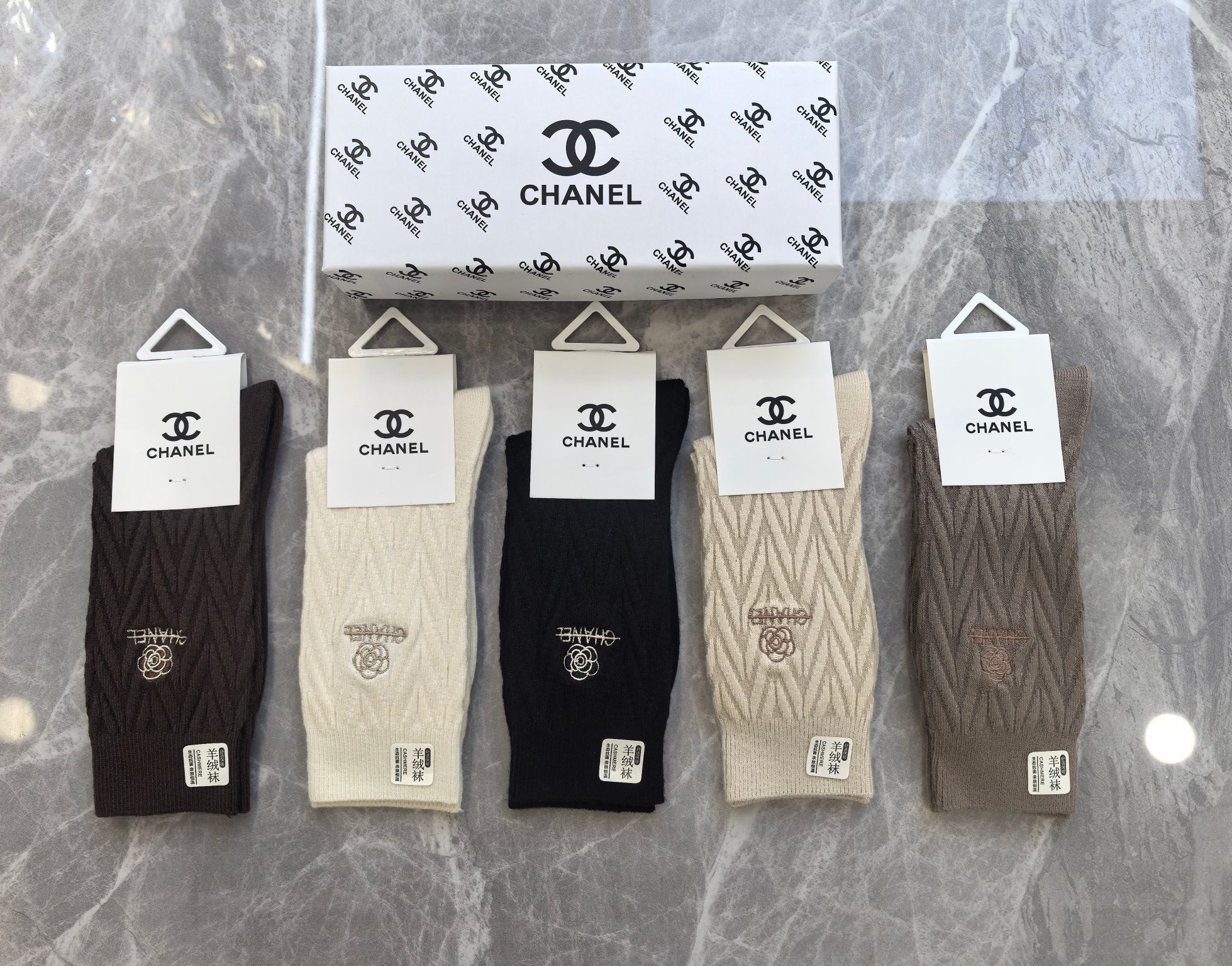 💛配包装Chanel（香奈儿）新款羊绒刺绣中长款堆堆袜袜子！一盒五双， 专柜同步筒款袜子，💛大牌出街，潮