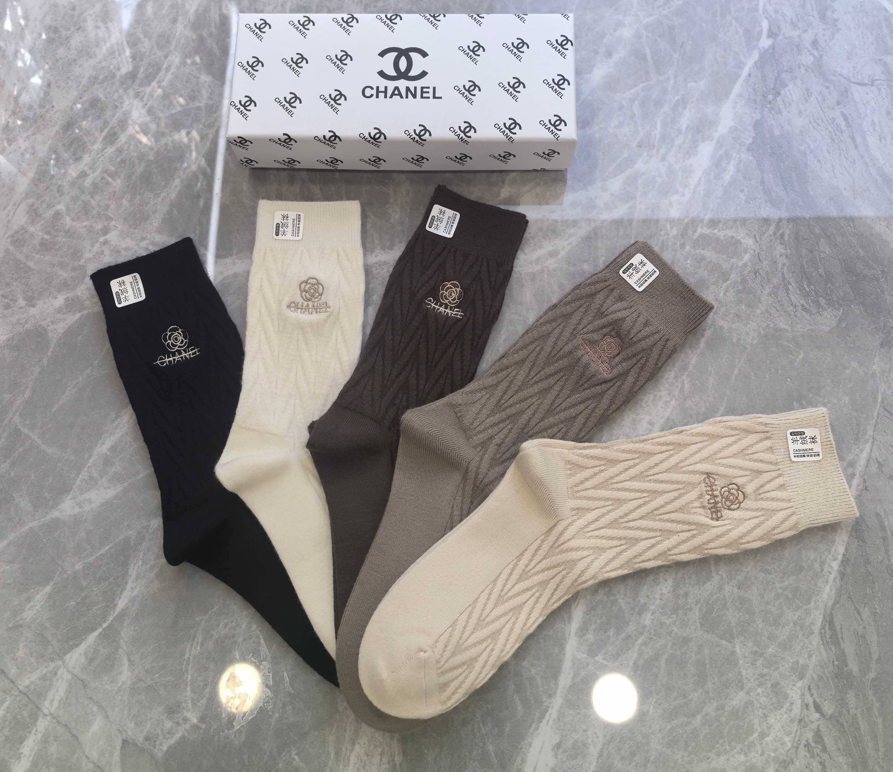 💛配包装Chanel（香奈儿）新款羊绒刺绣中长款堆堆袜袜子！一盒五双， 专柜同步筒款袜子，💛大牌出街，潮