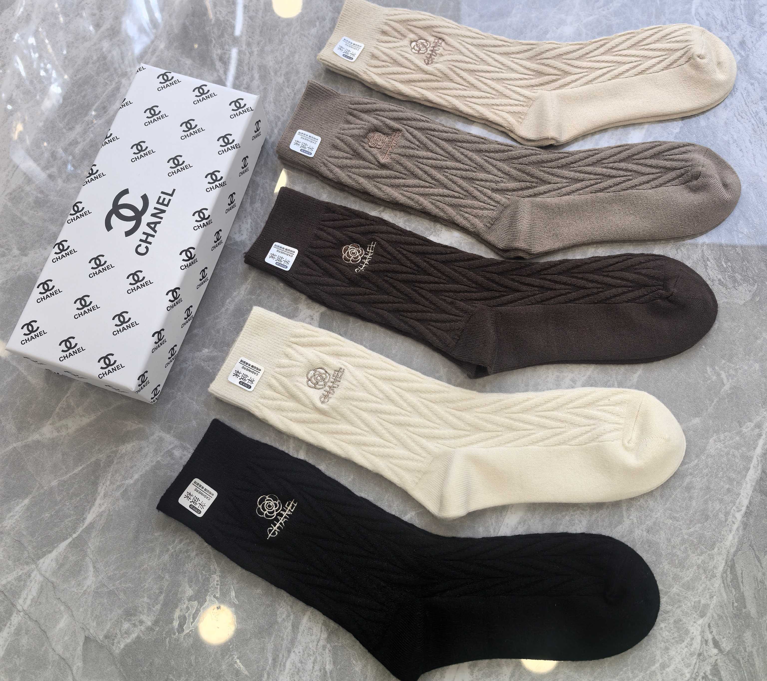 💛配包装Chanel（香奈儿）新款羊绒刺绣中长款堆堆袜袜子！一盒五双， 专柜同步筒款袜子，💛大牌出街，潮