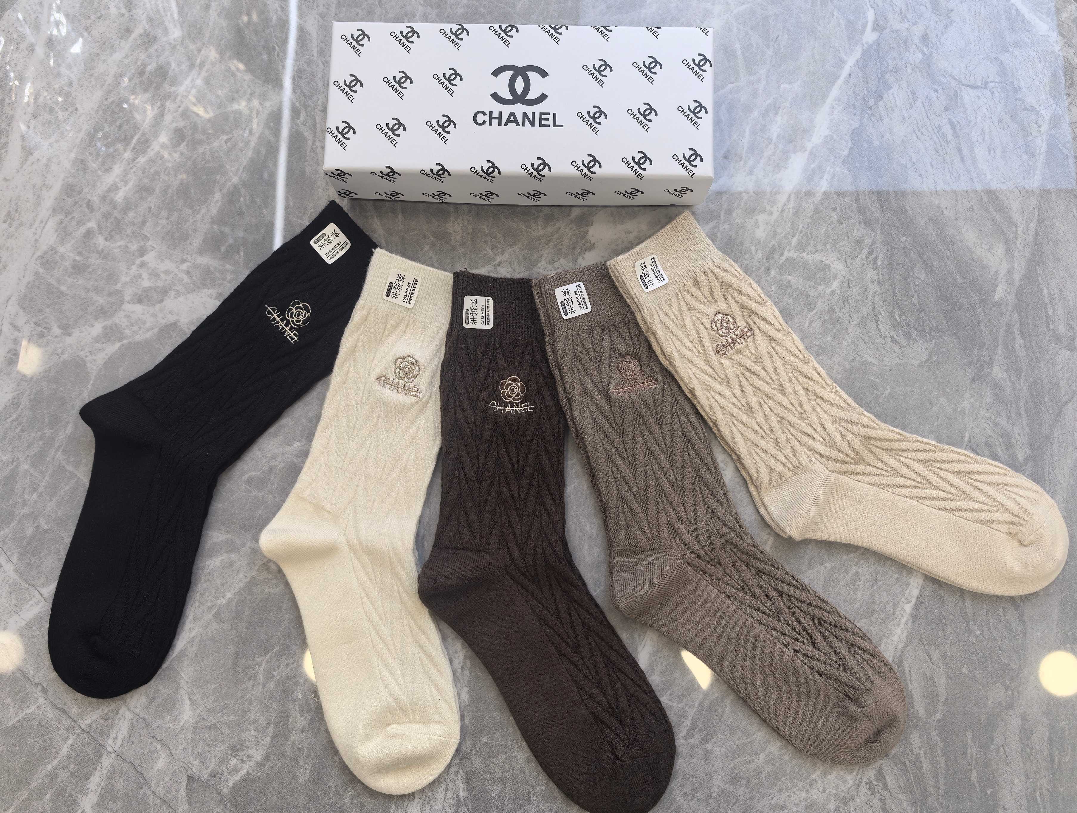 💛配包装Chanel（香奈儿）新款羊绒刺绣中长款堆堆袜袜子！一盒五双， 专柜同步筒款袜子，💛大牌出街，潮