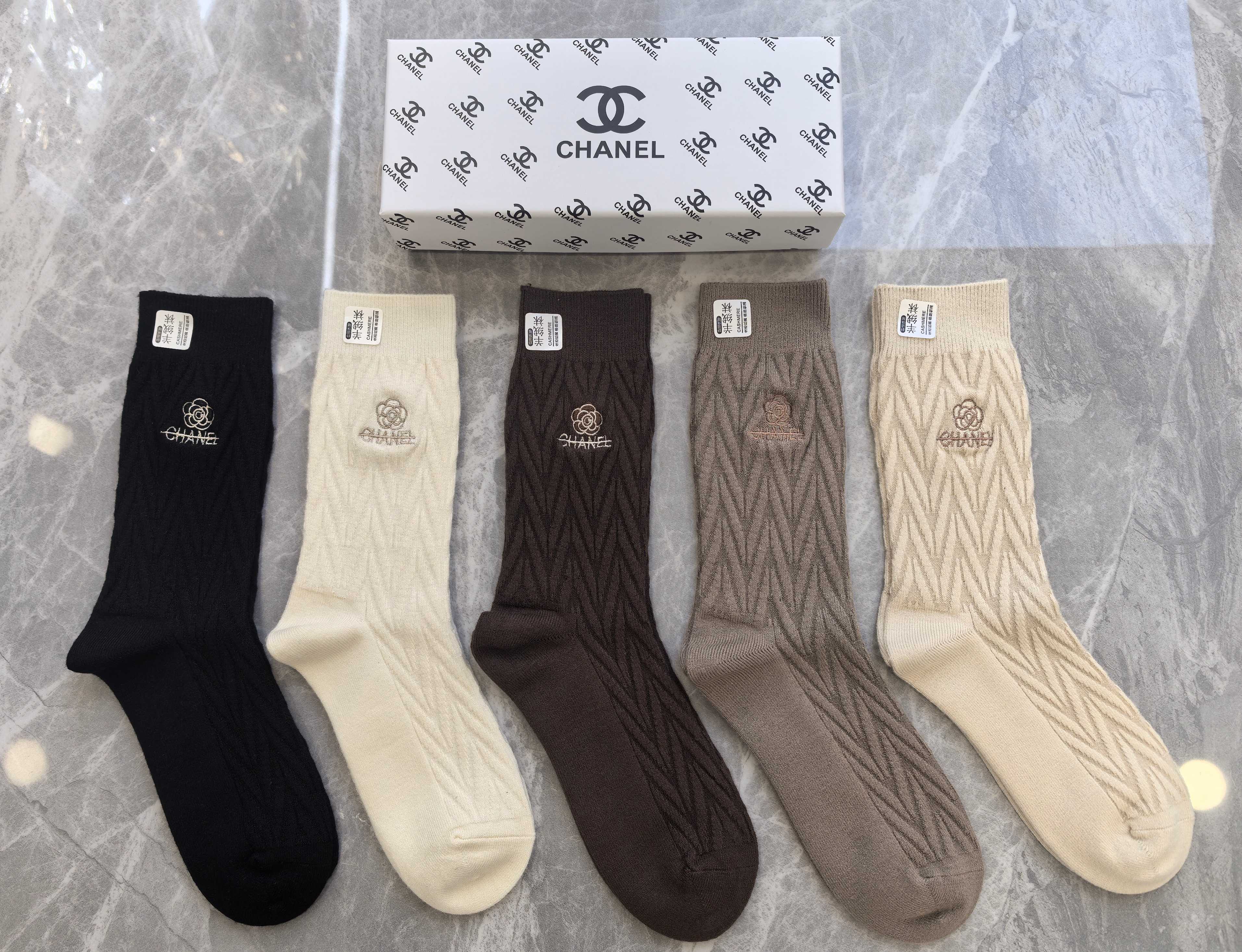 💛配包装Chanel（香奈儿）新款羊绒刺绣中长款堆堆袜袜子！一盒五双， 专柜同步筒款袜子，💛大牌出街，潮