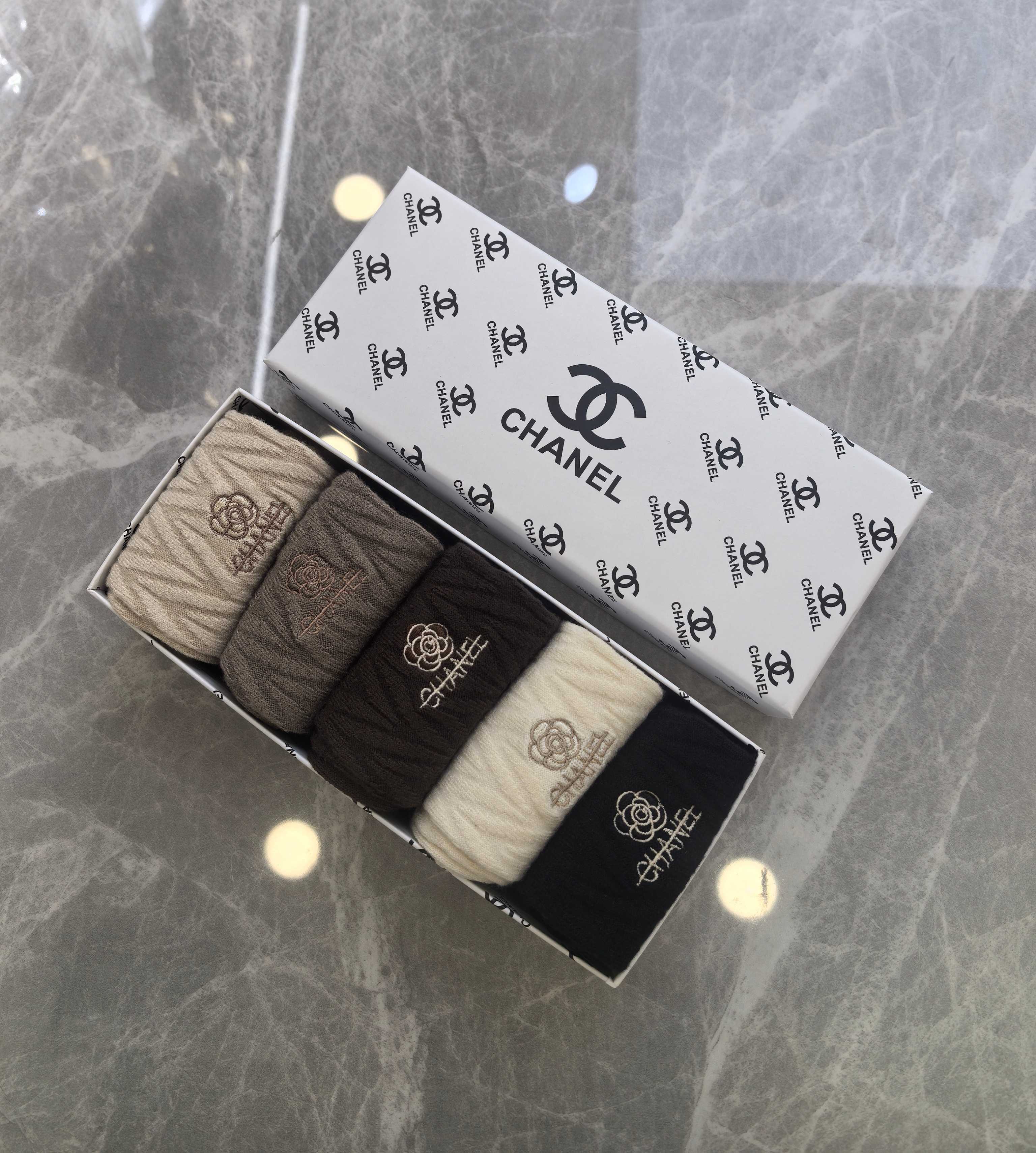 💛配包装Chanel（香奈儿）新款羊绒刺绣中长款堆堆袜袜子！一盒五双， 专柜同步筒款袜子，💛大牌出街，潮