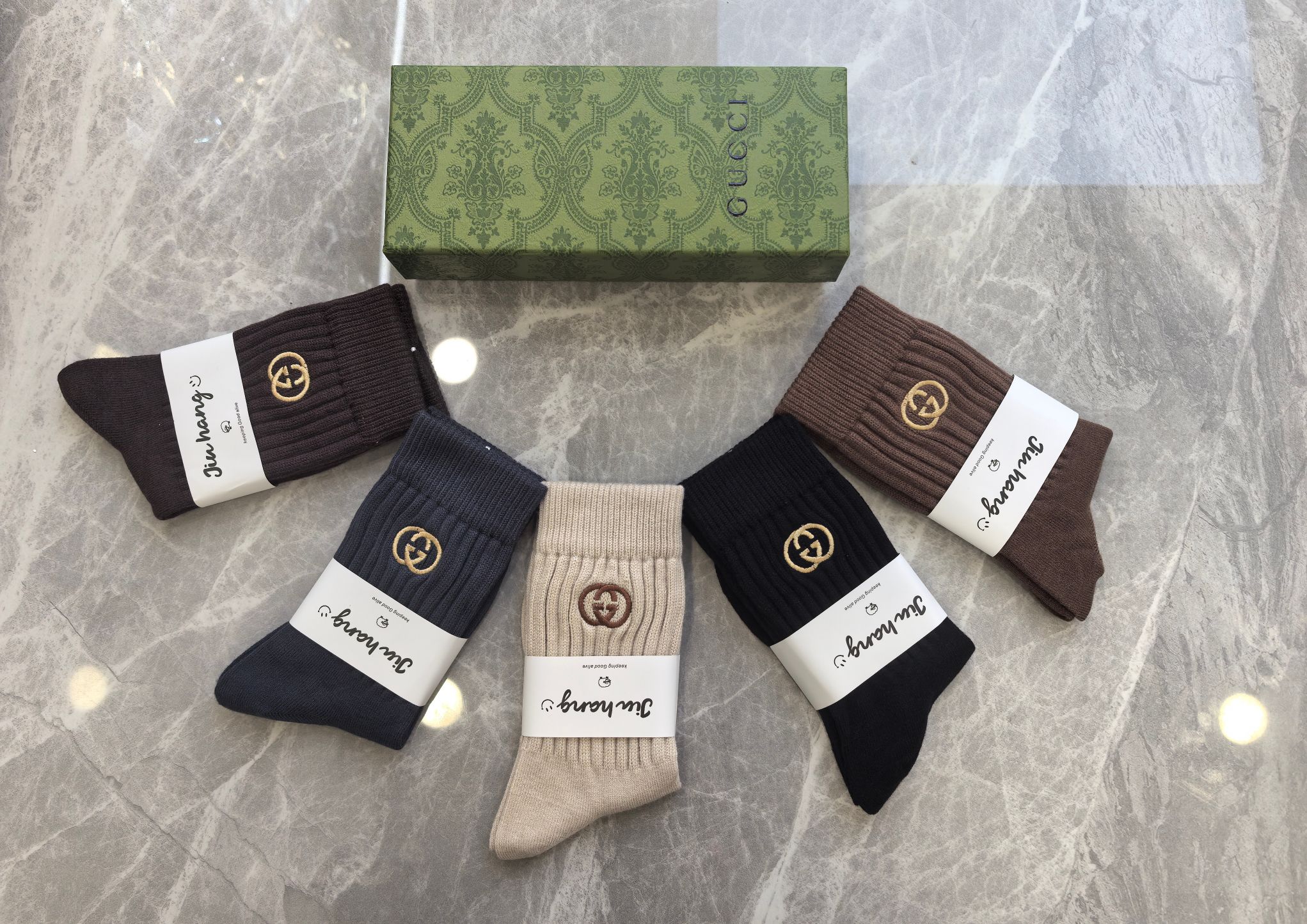 💛配包装GUCCI（古驰） 新款羊绒中长款堆堆袜袜子！一盒五双， 专柜同步筒款袜子，💛大牌出街，潮人必备