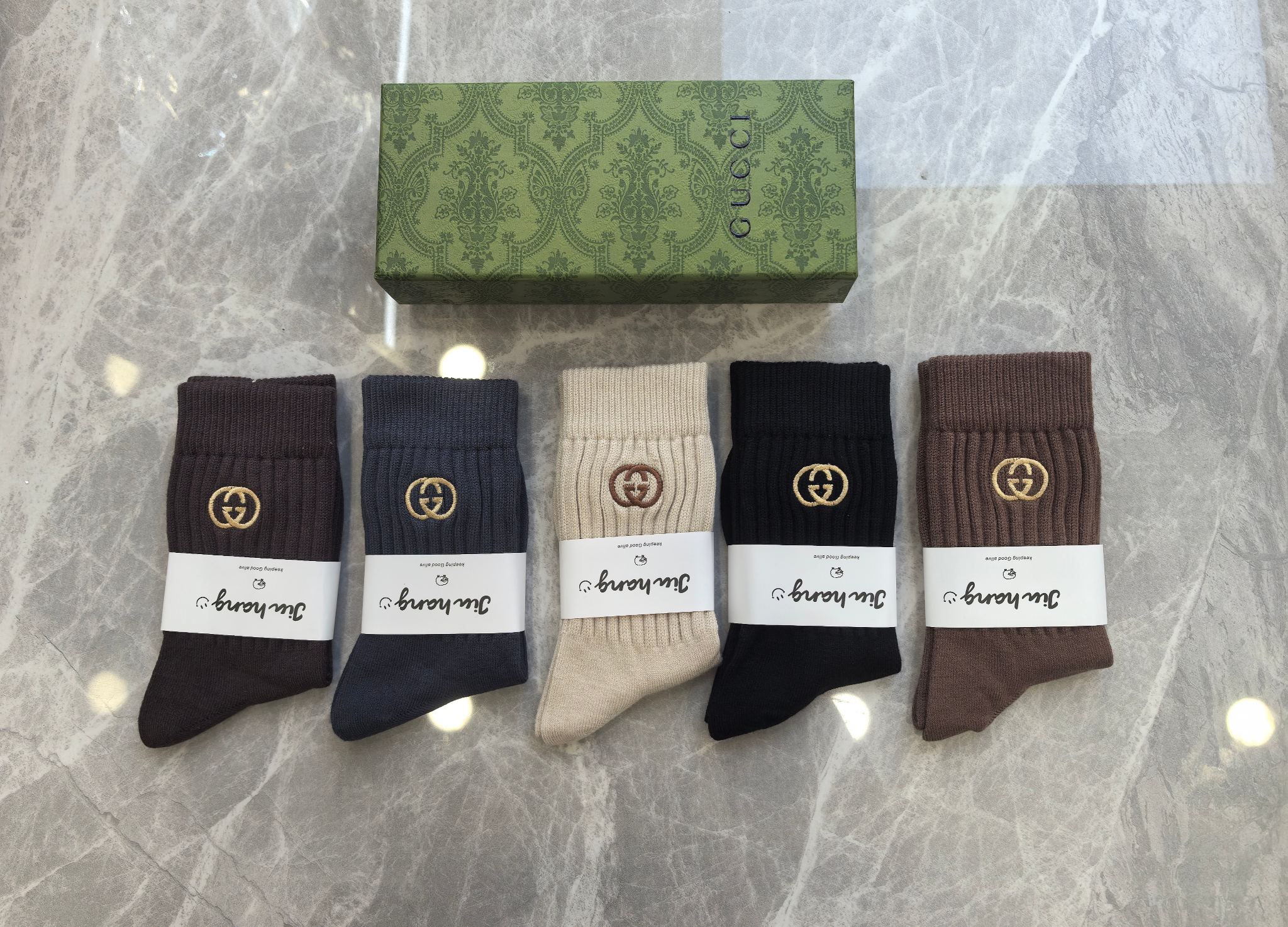 💛配包装GUCCI（古驰） 新款羊绒中长款堆堆袜袜子！一盒五双， 专柜同步筒款袜子，💛大牌出街，潮人必备