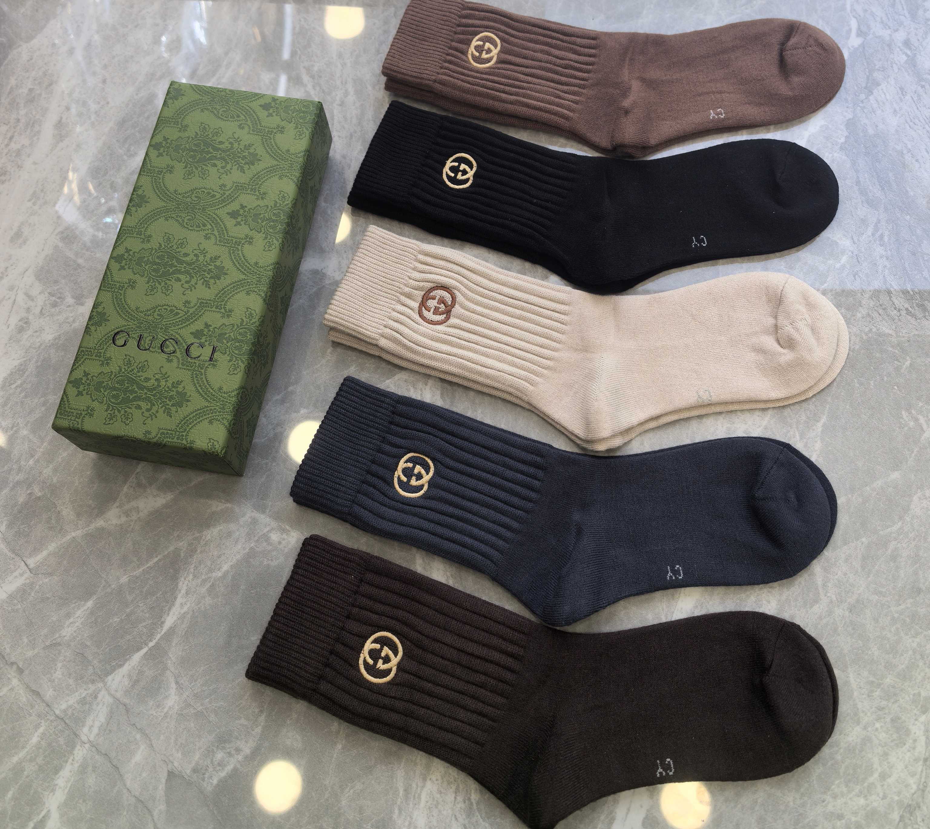 💛配包装GUCCI（古驰） 新款羊绒中长款堆堆袜袜子！一盒五双， 专柜同步筒款袜子，💛大牌出街，潮人必备