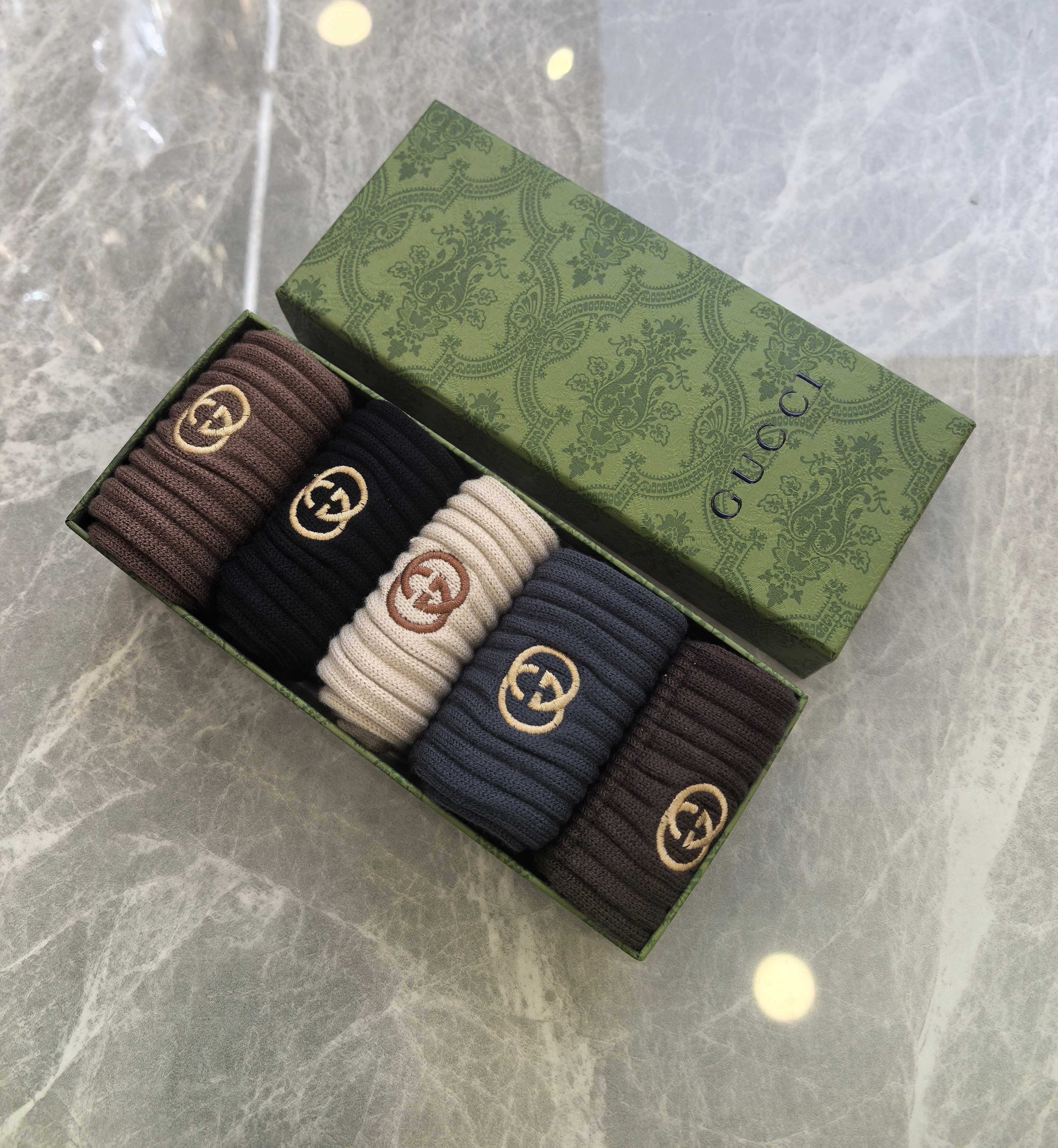 💛配包装GUCCI（古驰） 新款羊绒中长款堆堆袜袜子！一盒五双， 专柜同步筒款袜子，💛大牌出街，潮人必备