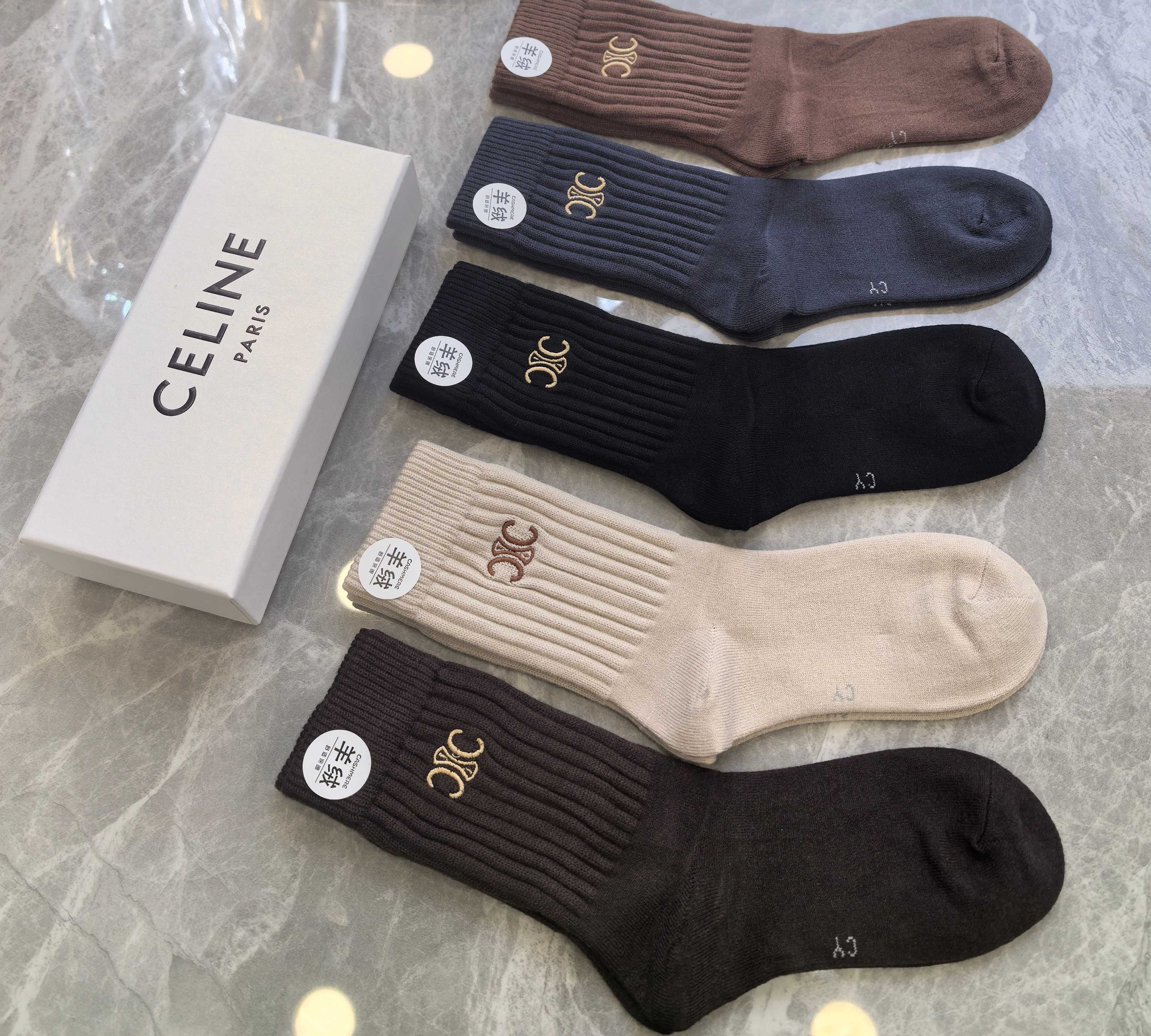 💛配包装CELINE（赛琳） 新款羊绒中长款堆堆袜袜子！一盒五双， 专柜同步筒款袜子，💛大牌出街，潮人必