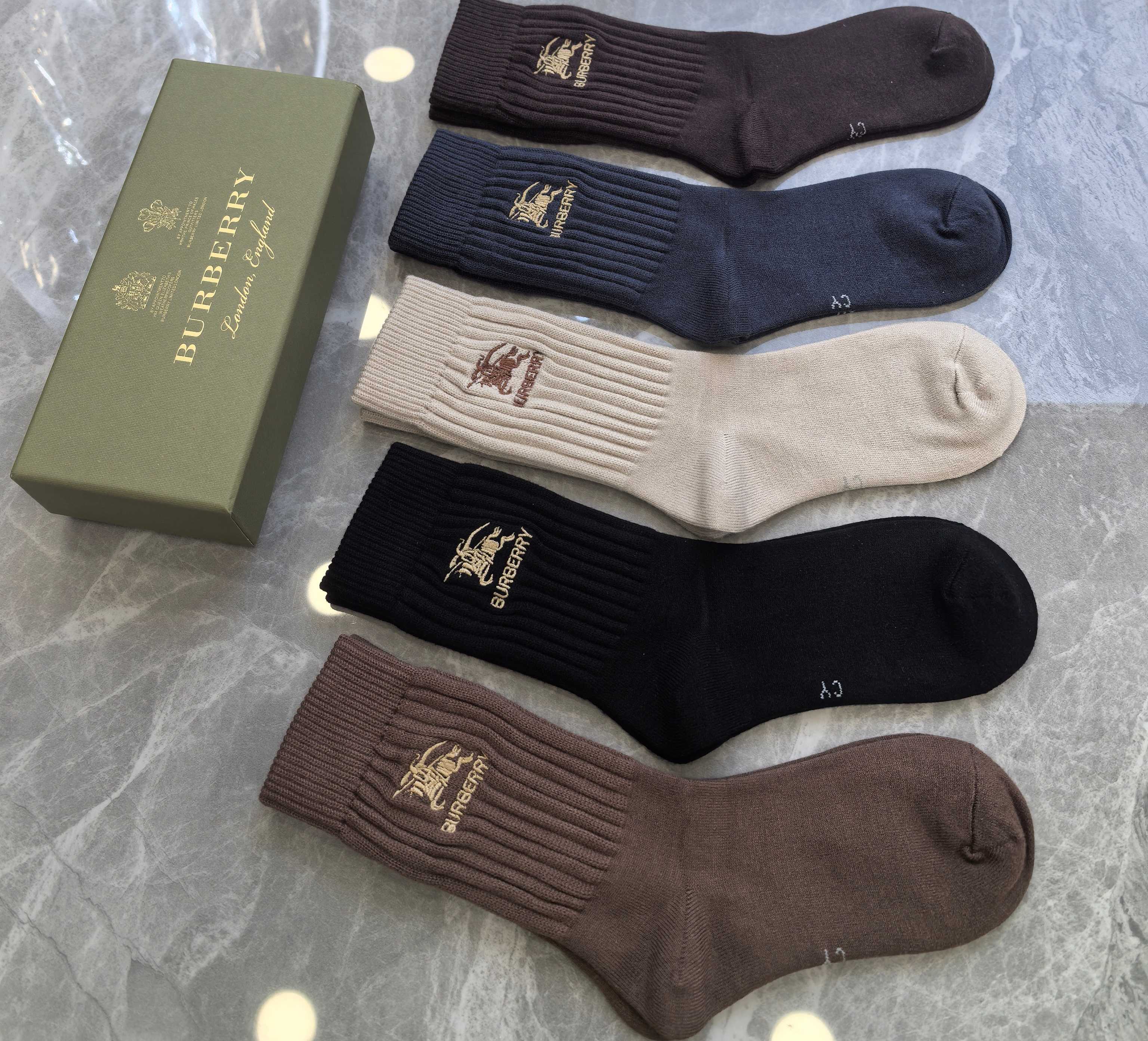 💛配专柜包装Burberry （巴宝莉）新款羊绒刺绣中长款堆堆袜袜子！一盒五双，专柜同步筒袜袜子，💛大牌