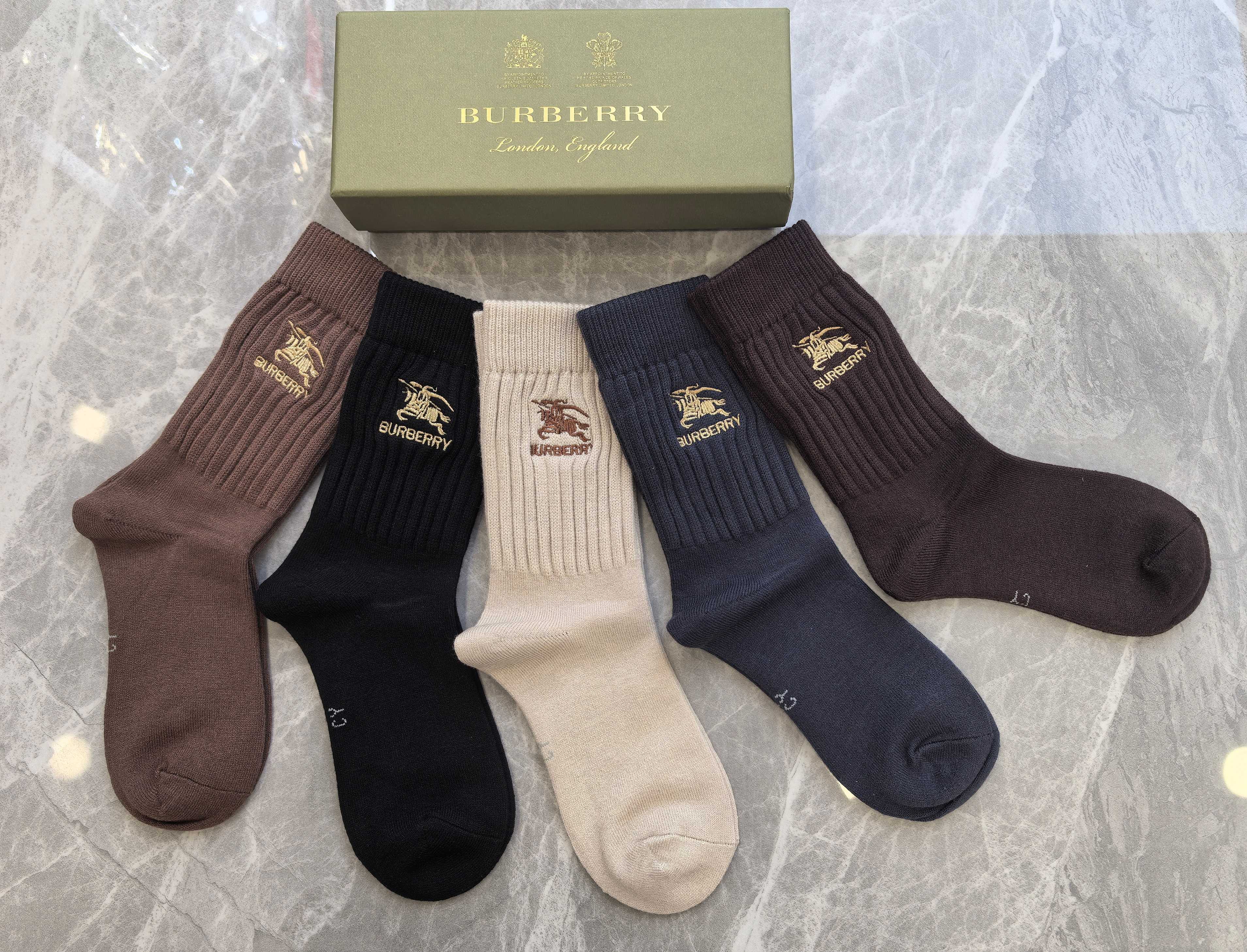 💛配专柜包装Burberry （巴宝莉）新款羊绒刺绣中长款堆堆袜袜子！一盒五双，专柜同步筒袜袜子，💛大牌