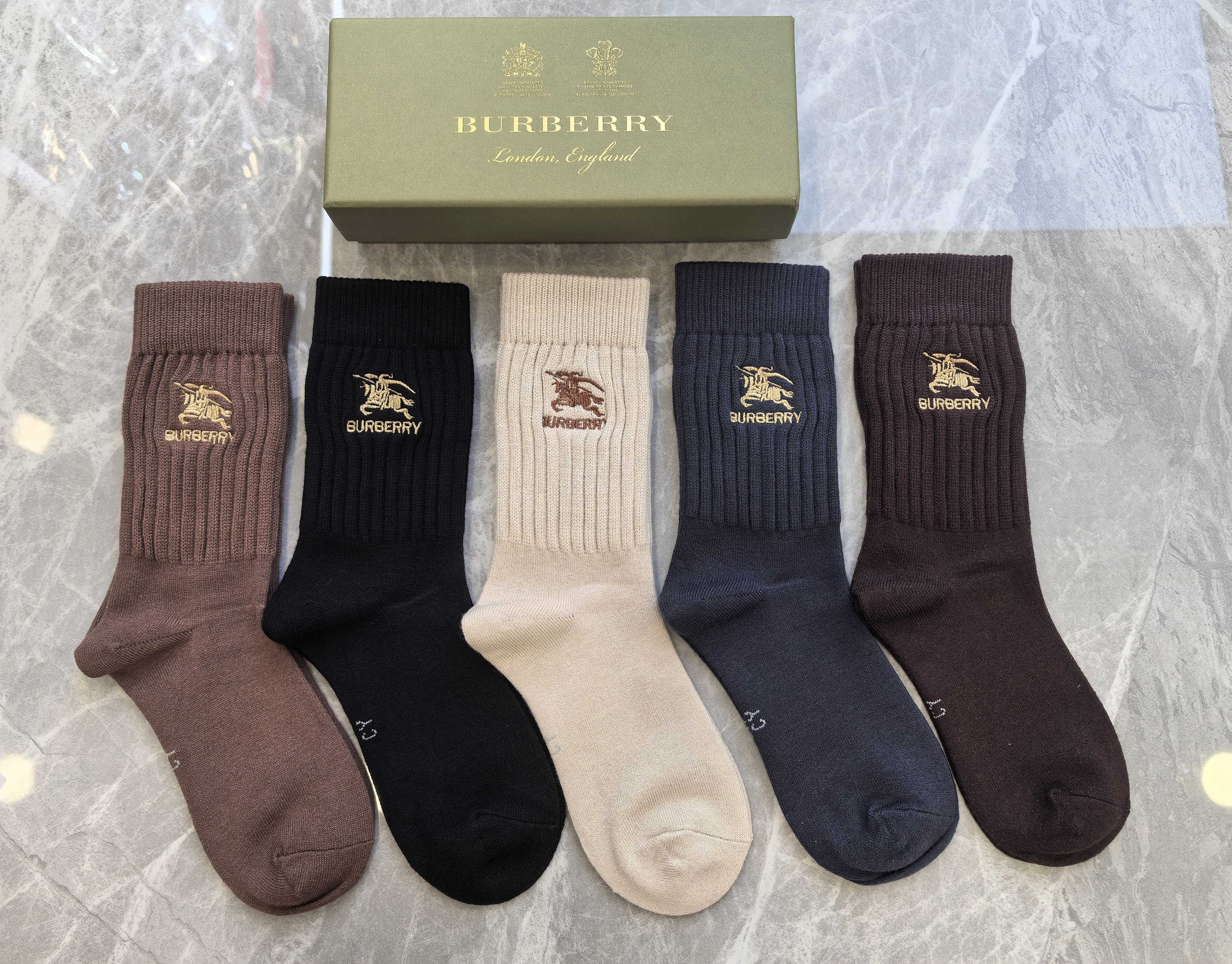💛配专柜包装Burberry （巴宝莉）新款羊绒刺绣中长款堆堆袜袜子！一盒五双，专柜同步筒袜袜子，💛大牌