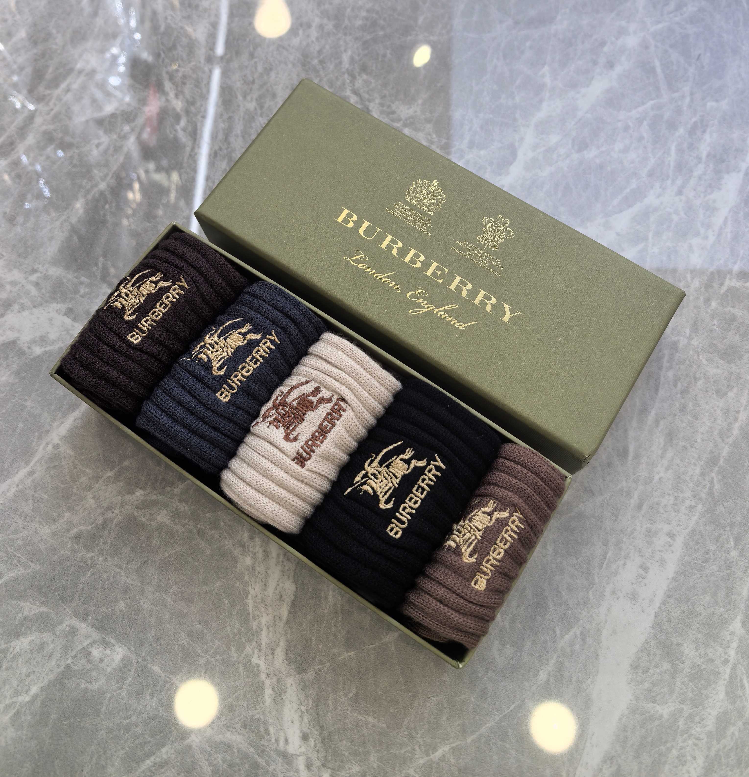 💛配专柜包装Burberry （巴宝莉）新款羊绒刺绣中长款堆堆袜袜子！一盒五双，专柜同步筒袜袜子，💛大牌