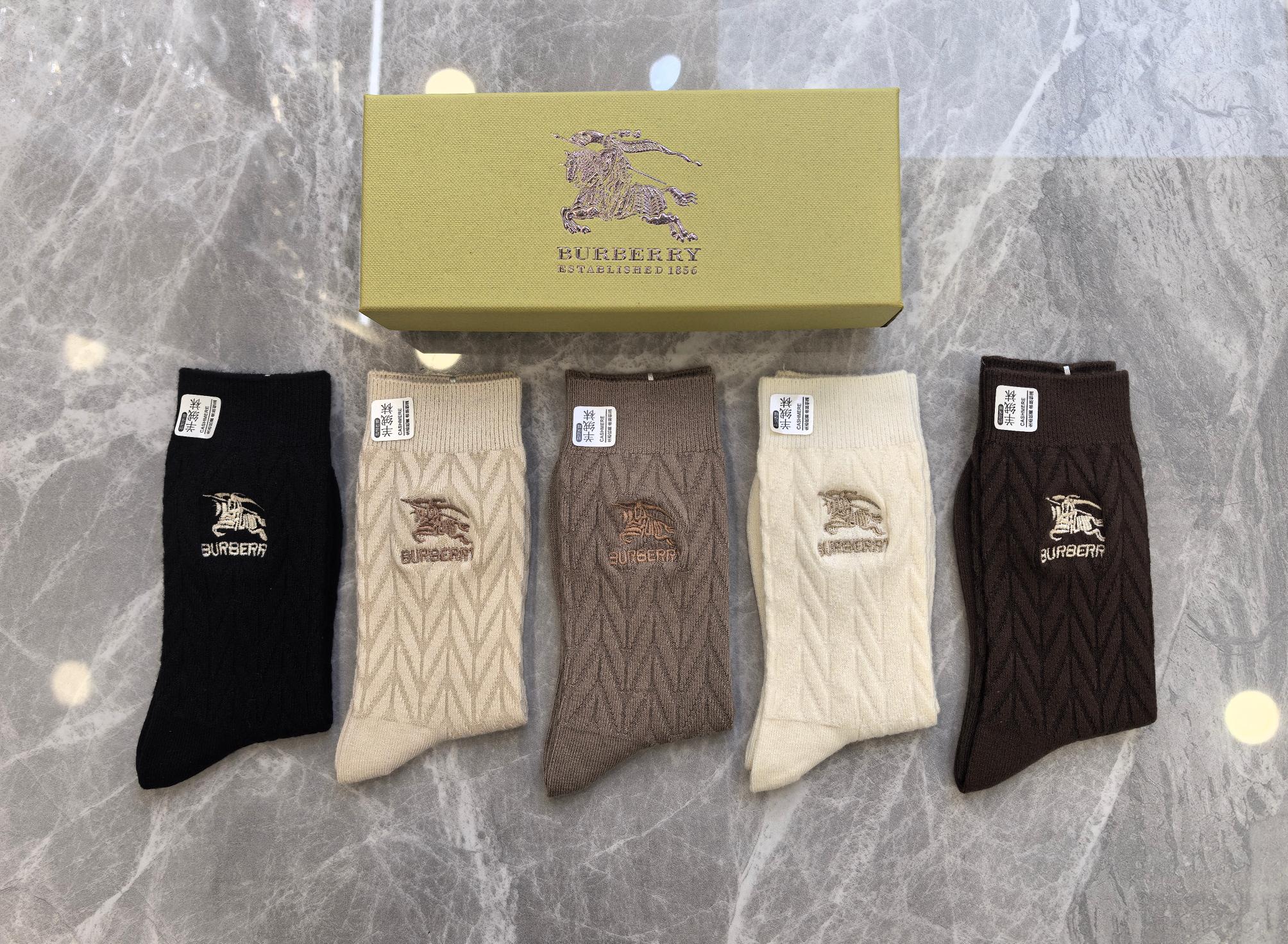 💛配专柜包装Burberry （巴宝莉）新款羊绒刺绣中长款堆堆袜袜子！一盒五双，专柜同步筒袜袜子，💛大牌
