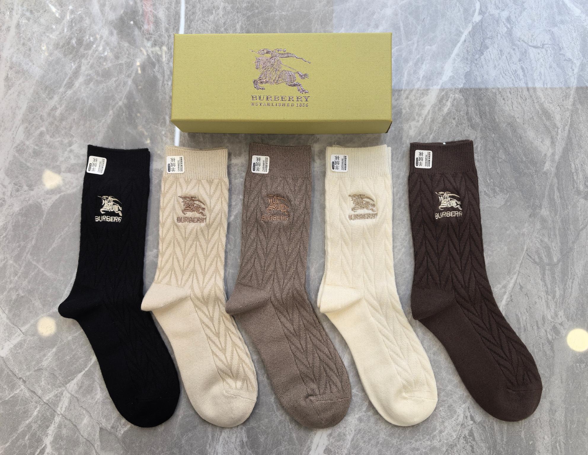 💛配专柜包装Burberry （巴宝莉）新款羊绒刺绣中长款堆堆袜袜子！一盒五双，专柜同步筒袜袜子，💛大牌