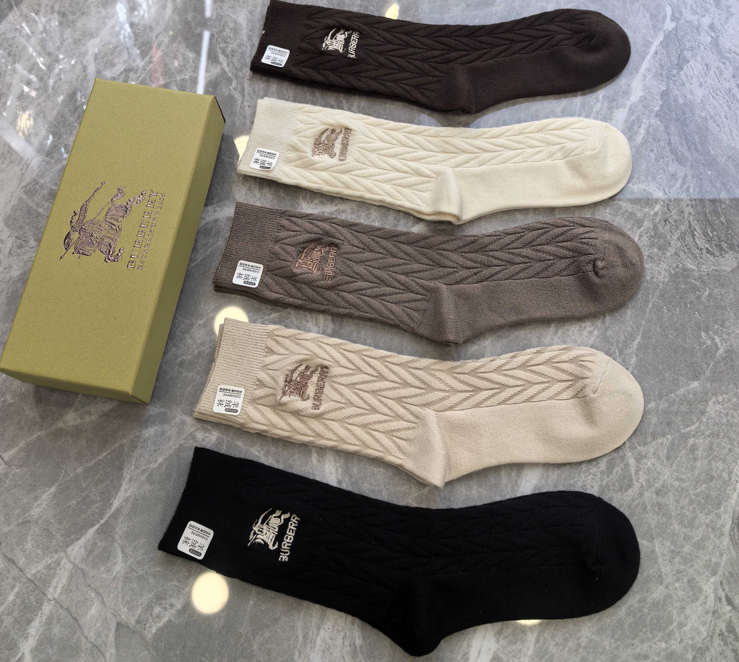 💛配专柜包装Burberry （巴宝莉）新款羊绒刺绣中长款堆堆袜袜子！一盒五双，专柜同步筒袜袜子，💛大牌