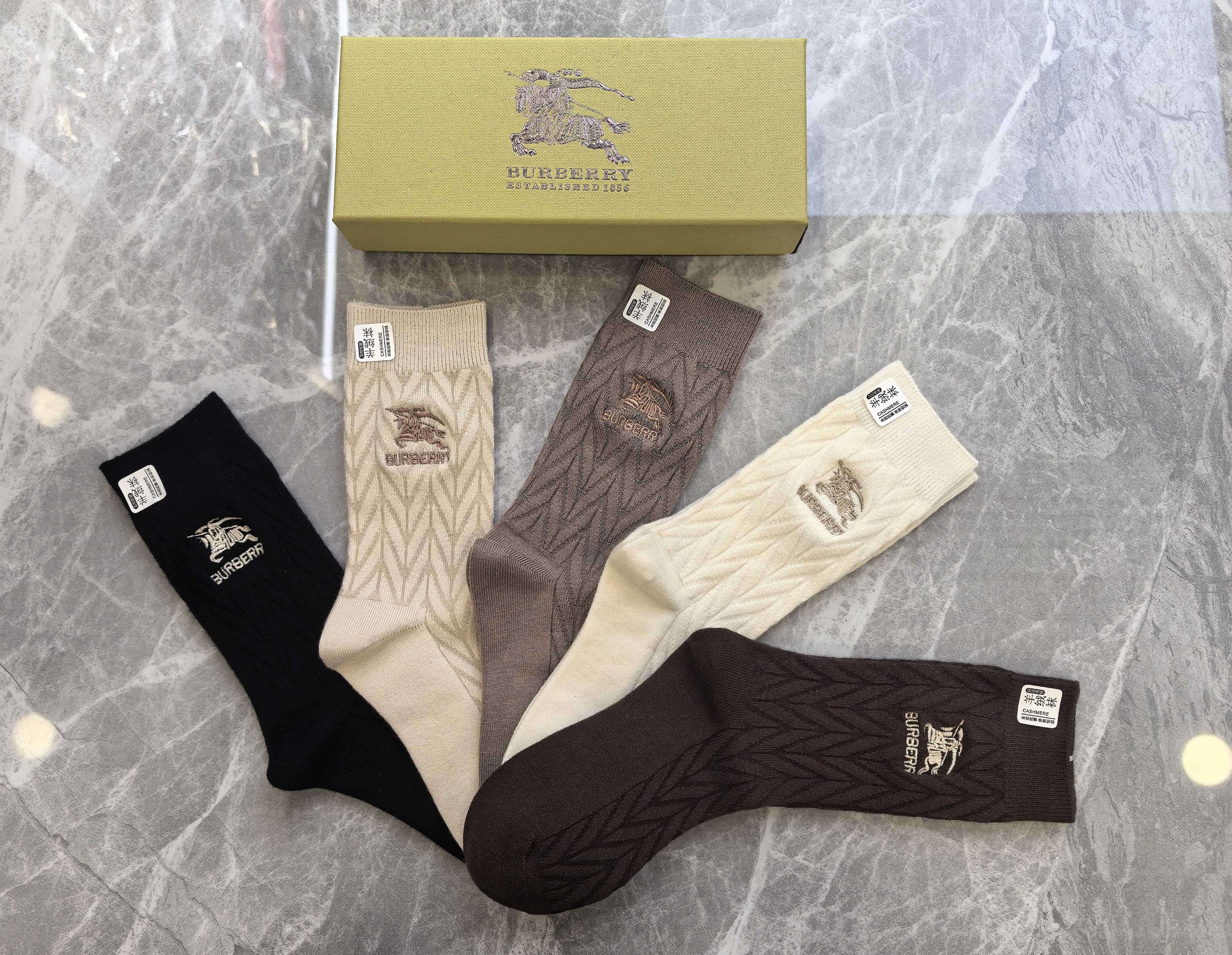 💛配专柜包装Burberry （巴宝莉）新款羊绒刺绣中长款堆堆袜袜子！一盒五双，专柜同步筒袜袜子，💛大牌