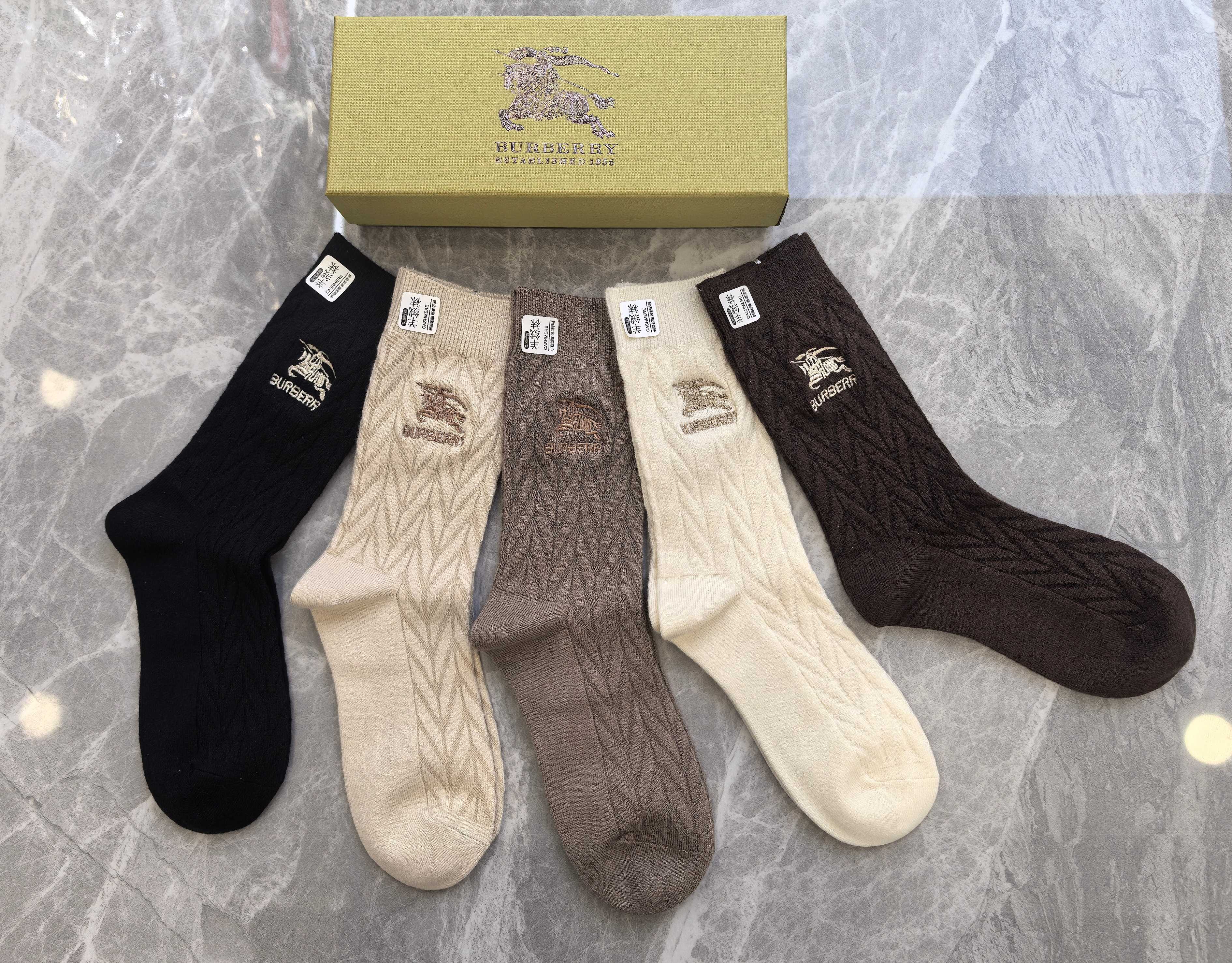 💛配专柜包装Burberry （巴宝莉）新款羊绒刺绣中长款堆堆袜袜子！一盒五双，专柜同步筒袜袜子，💛大牌