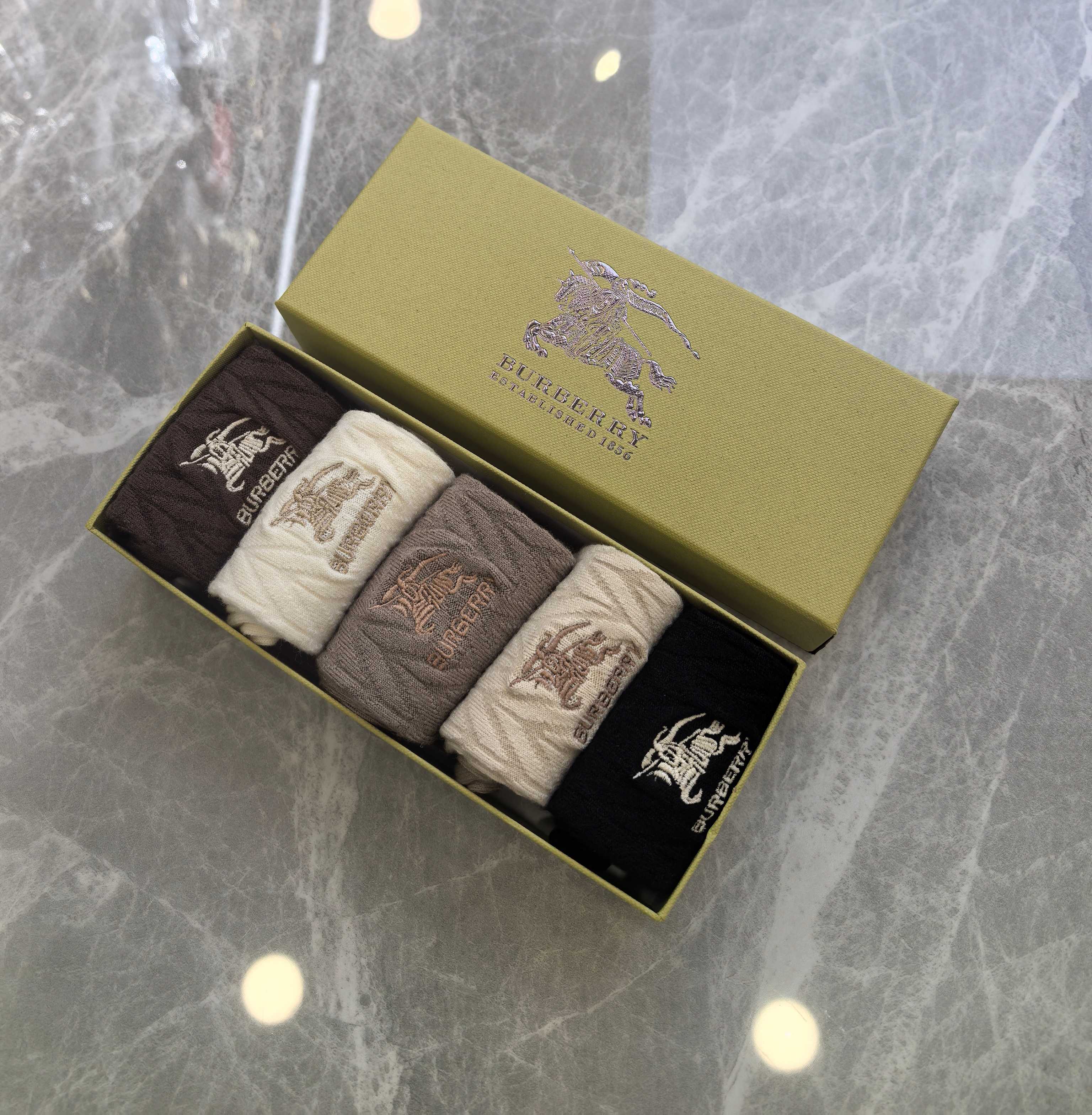 💛配专柜包装Burberry （巴宝莉）新款羊绒刺绣中长款堆堆袜袜子！一盒五双，专柜同步筒袜袜子，💛大牌