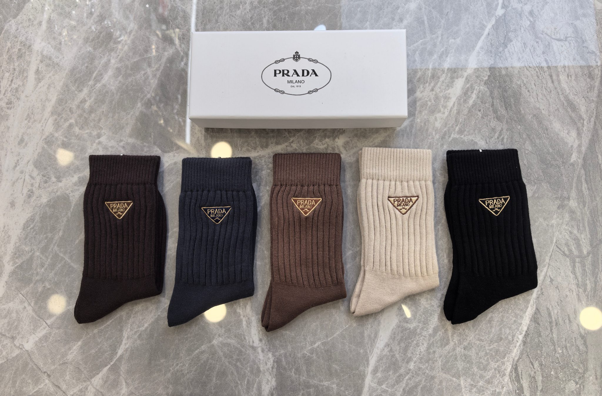 💛配专柜包装PRADA（普拉达）新款羊绒刺绣中长款堆堆袜袜子！一盒五双，专柜同步筒袜袜子，💛大牌出街，潮