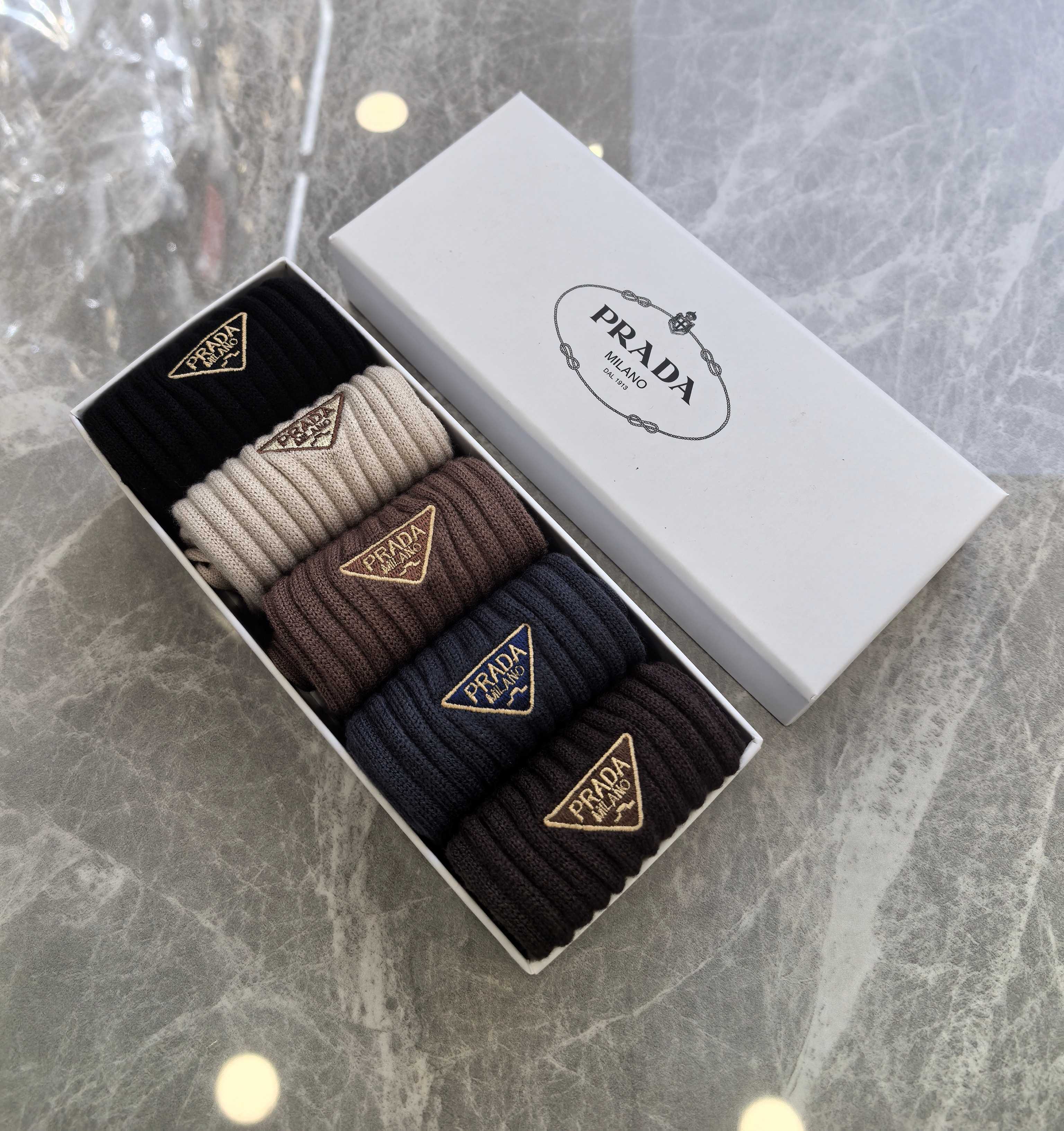💛配专柜包装PRADA（普拉达）新款羊绒刺绣中长款堆堆袜袜子！一盒五双，专柜同步筒袜袜子，💛大牌出街，潮