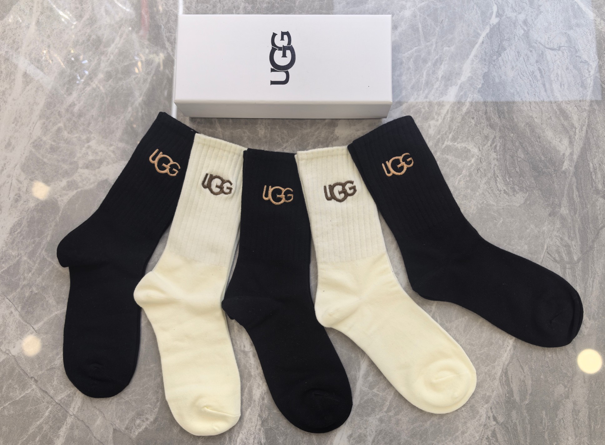 💛配专柜包装UGG 新款羊绒中长款堆堆袜袜子！一盒五双，专柜同步筒袜袜子，💛大牌出街，潮人必备🔥超好搭。