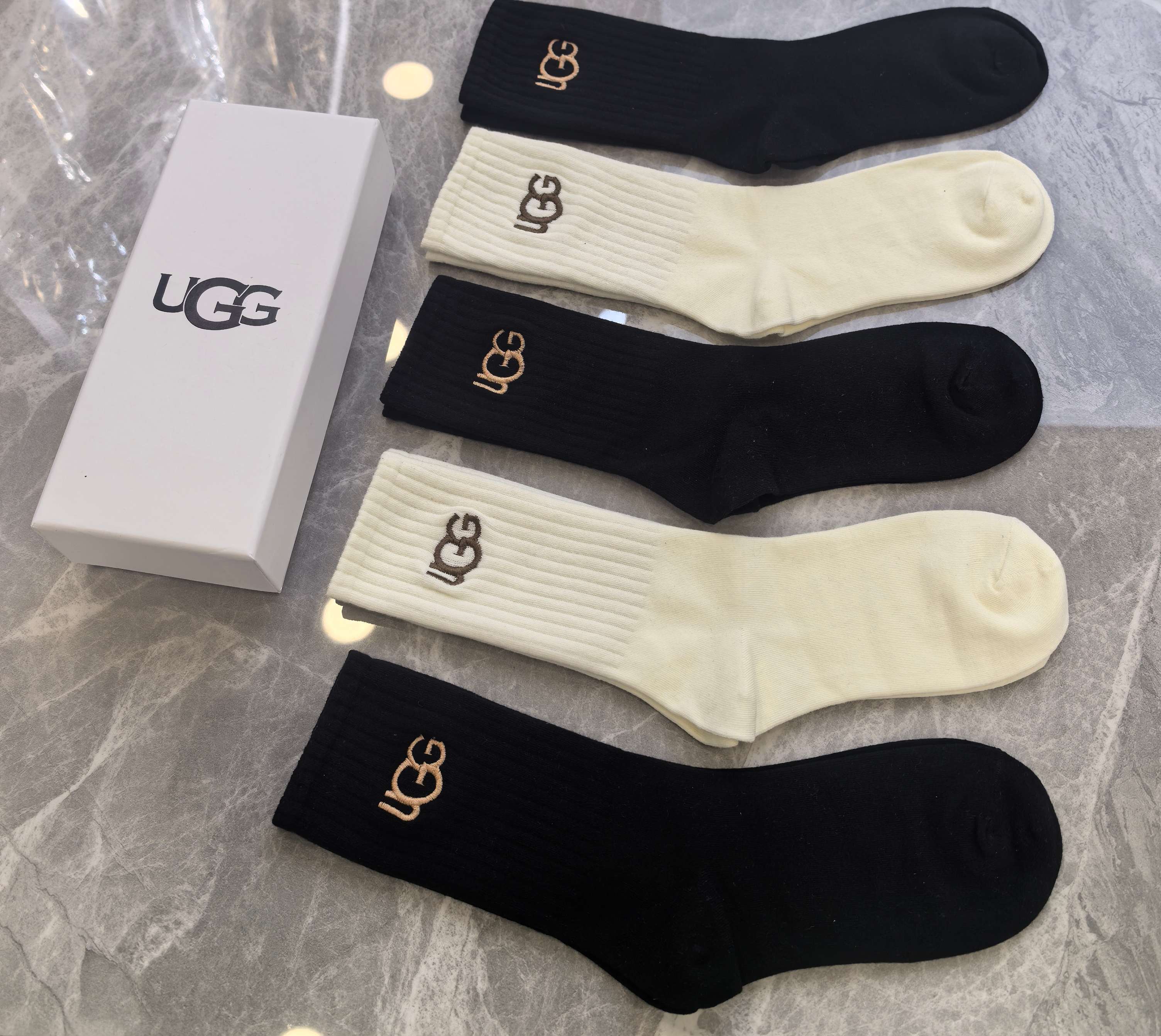 💛配专柜包装UGG 新款羊绒中长款堆堆袜袜子！一盒五双，专柜同步筒袜袜子，💛大牌出街，潮人必备🔥超好搭。