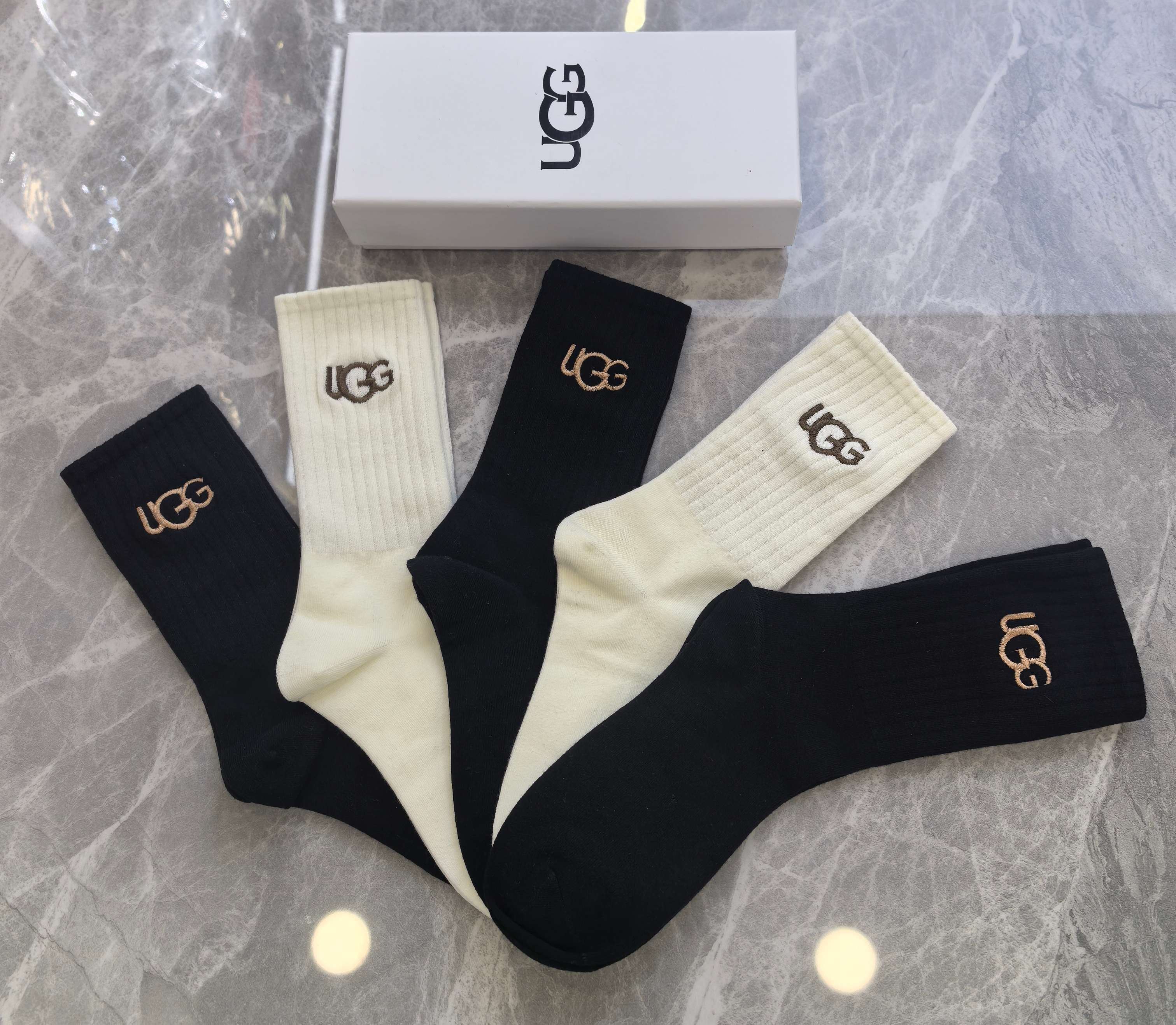 💛配专柜包装UGG 新款羊绒中长款堆堆袜袜子！一盒五双，专柜同步筒袜袜子，💛大牌出街，潮人必备🔥超好搭。