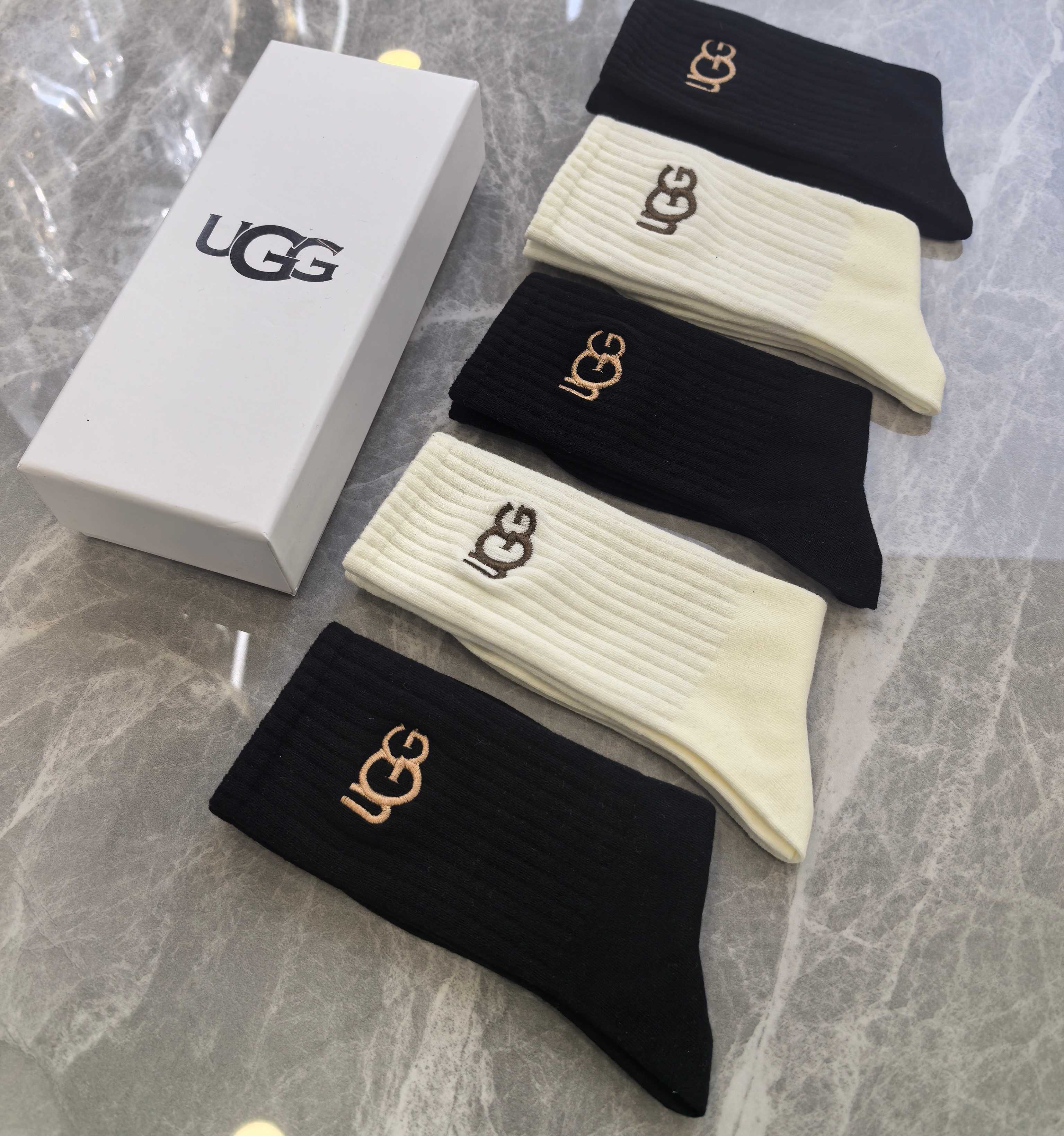 💛配专柜包装UGG 新款羊绒中长款堆堆袜袜子！一盒五双，专柜同步筒袜袜子，💛大牌出街，潮人必备🔥超好搭。