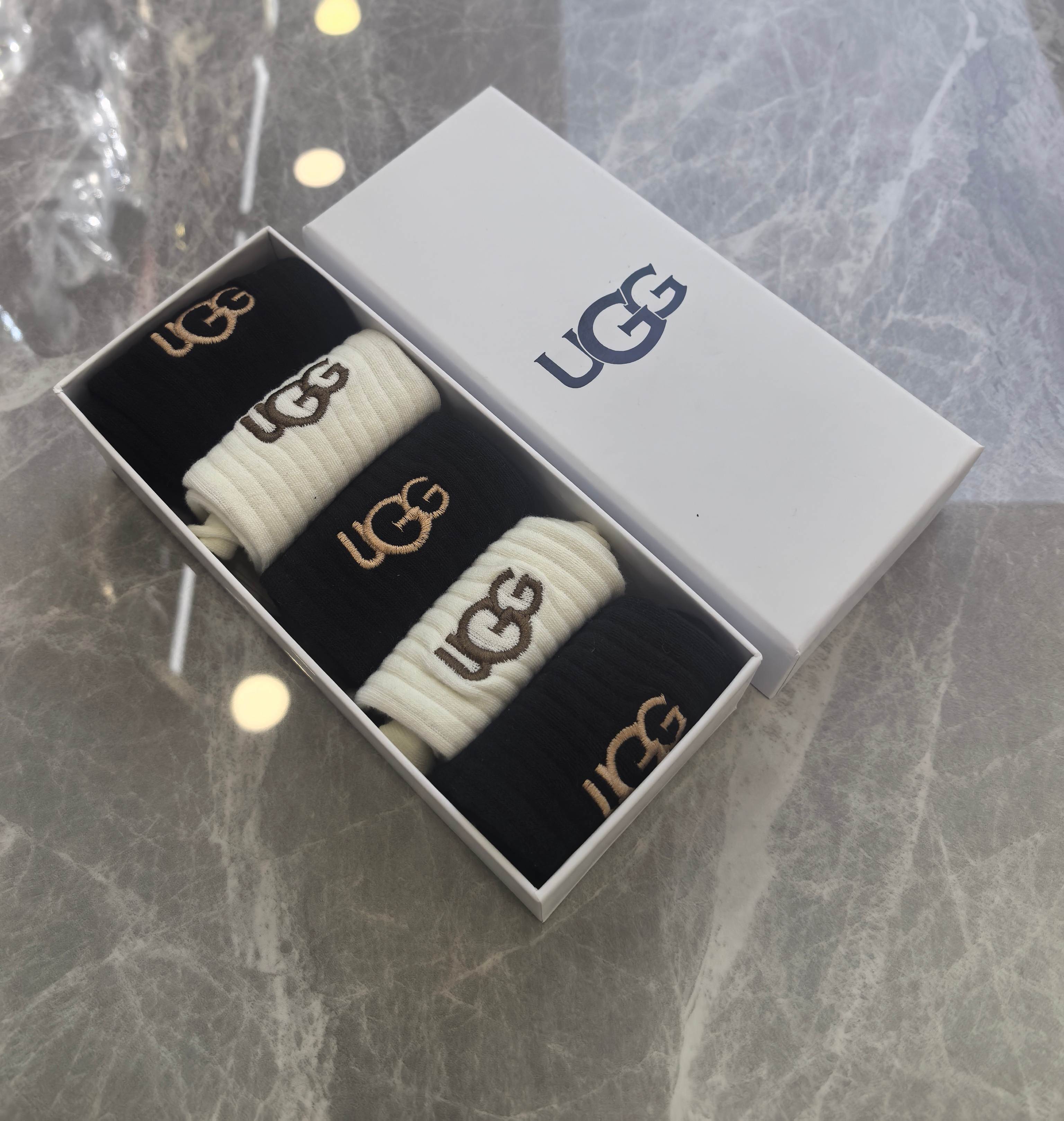 💛配专柜包装UGG 新款羊绒中长款堆堆袜袜子！一盒五双，专柜同步筒袜袜子，💛大牌出街，潮人必备🔥超好搭。