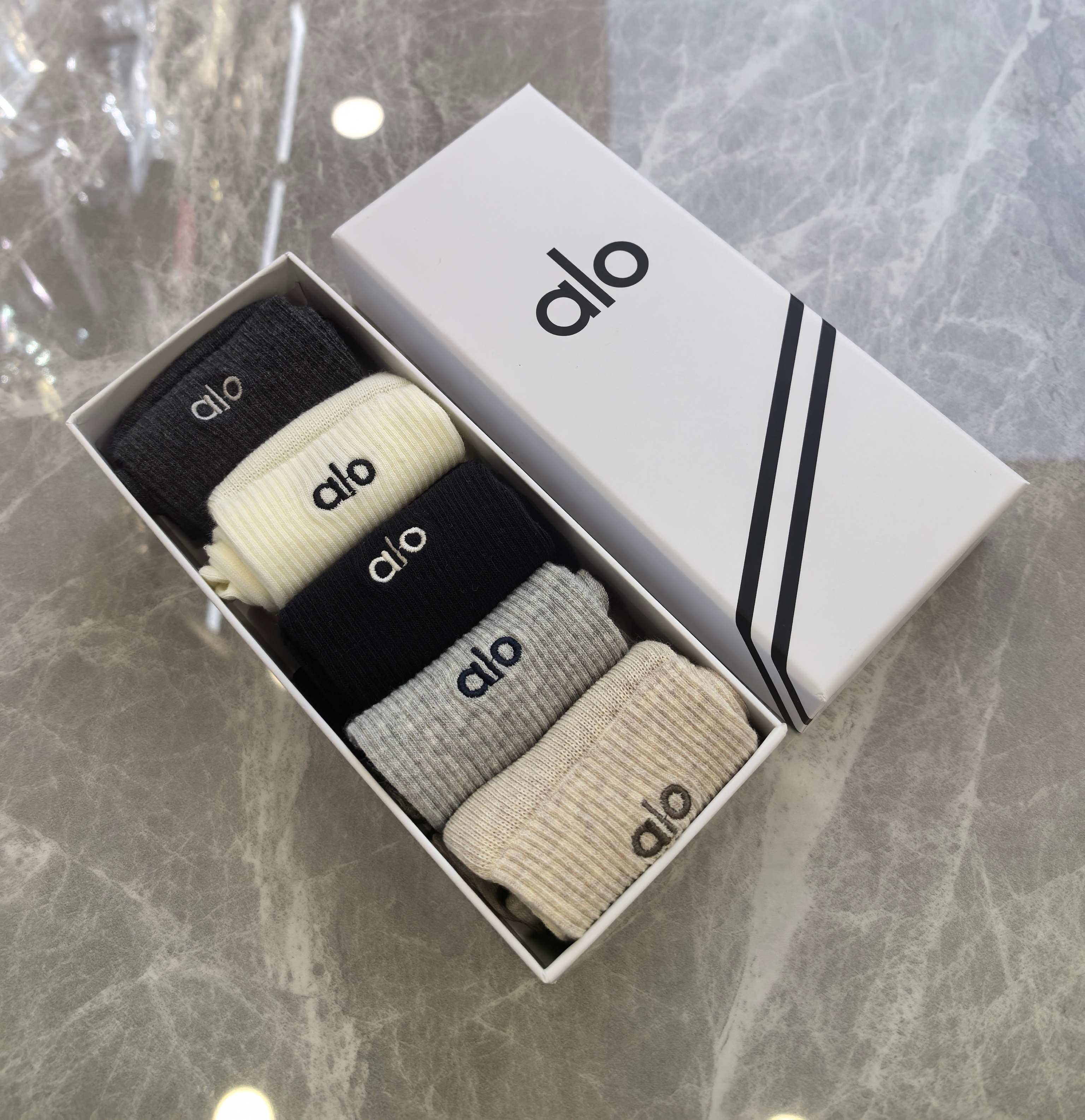 NO:618379,Special packaging for ALO's new double-needle embroidered classic mid-length socks!  Five pairs in a box, counter-synchronized tube socks, big brands out on the street, a must-have for fashionistas, super easy to match. Socks, stockings, socks, socks19860909特配包装 ALO 新款双针刺绣经典中长筒袜堆堆袜袜子！一盒五双, 专柜同步筒袜袜子,大牌出街,潮人必备超好搭.袜子丝袜,袜子,socks,accessory