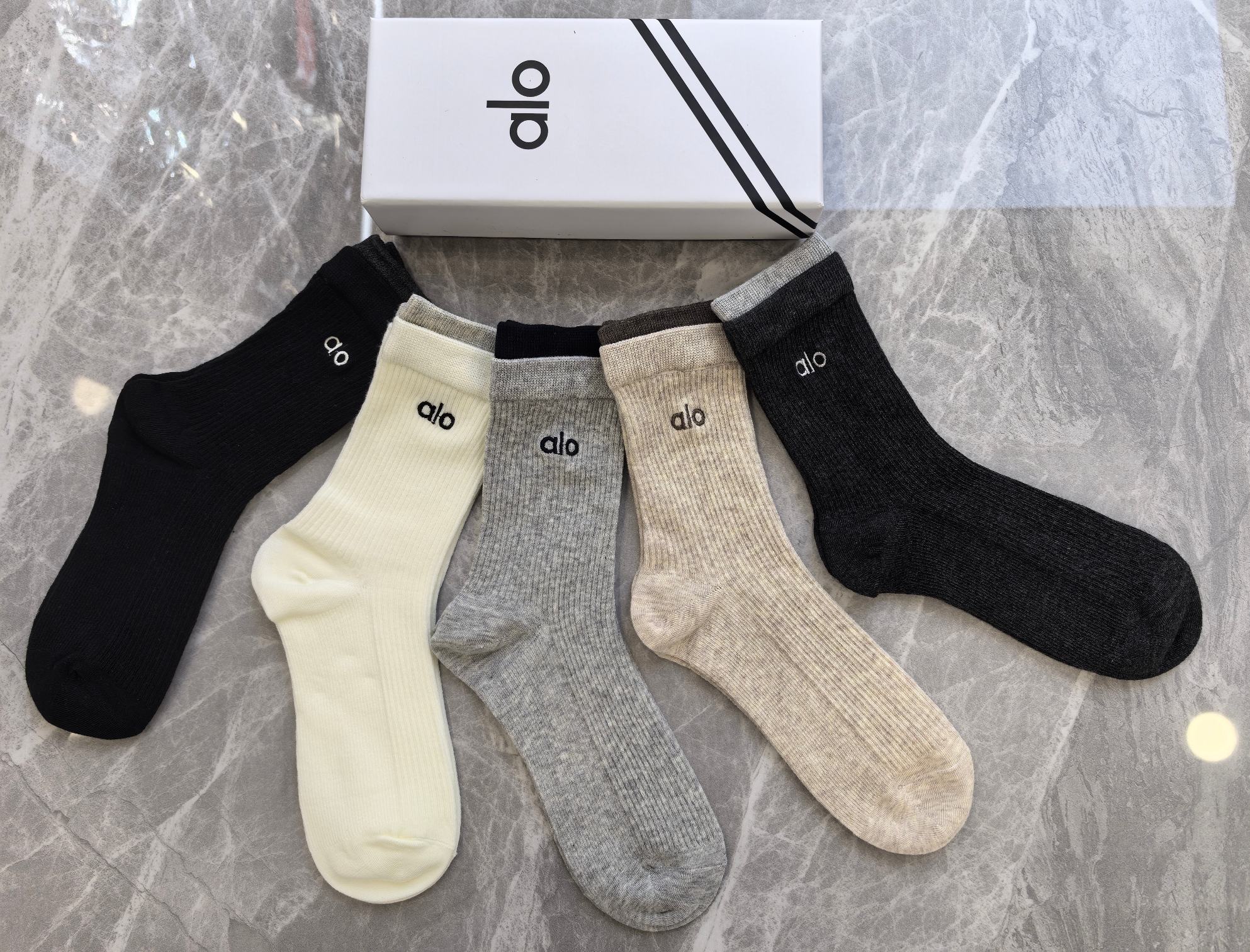 💛配包装ALO 新款双针刺绣经典中长筒袜堆堆袜袜子！一盒五双， 专柜同步筒袜袜子，💛大牌出街，潮人必备🔥