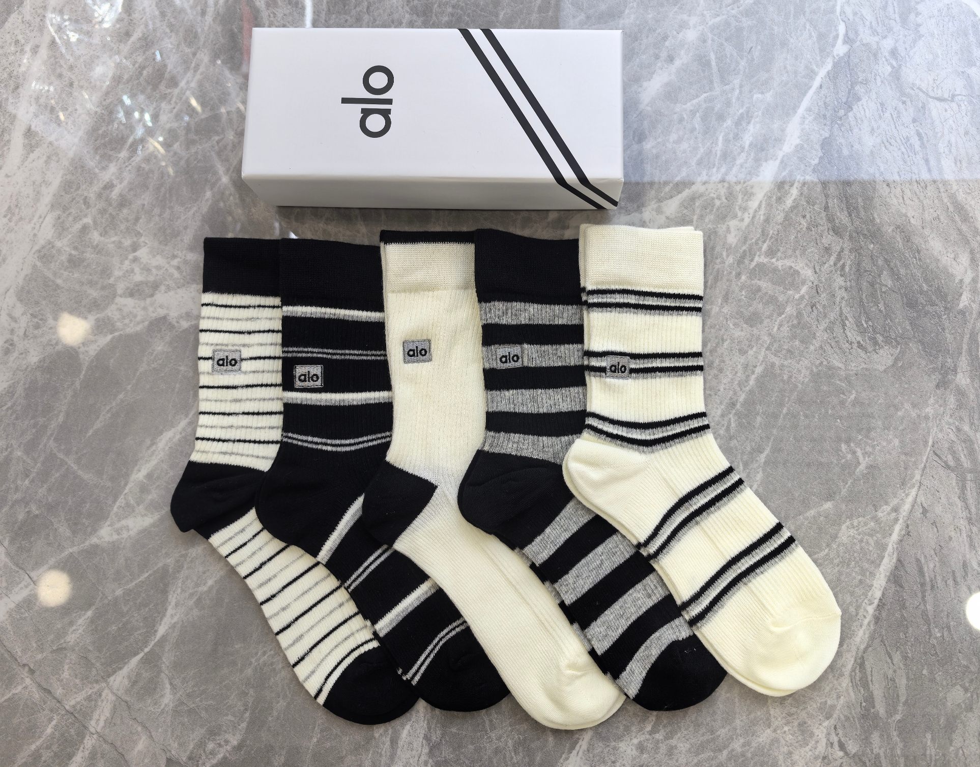 💛配包装ALO 新款双针刺绣中长筒款堆堆袜袜子！一盒五双， 专柜同步筒款袜子，💛大牌出街，潮人必备🔥超好