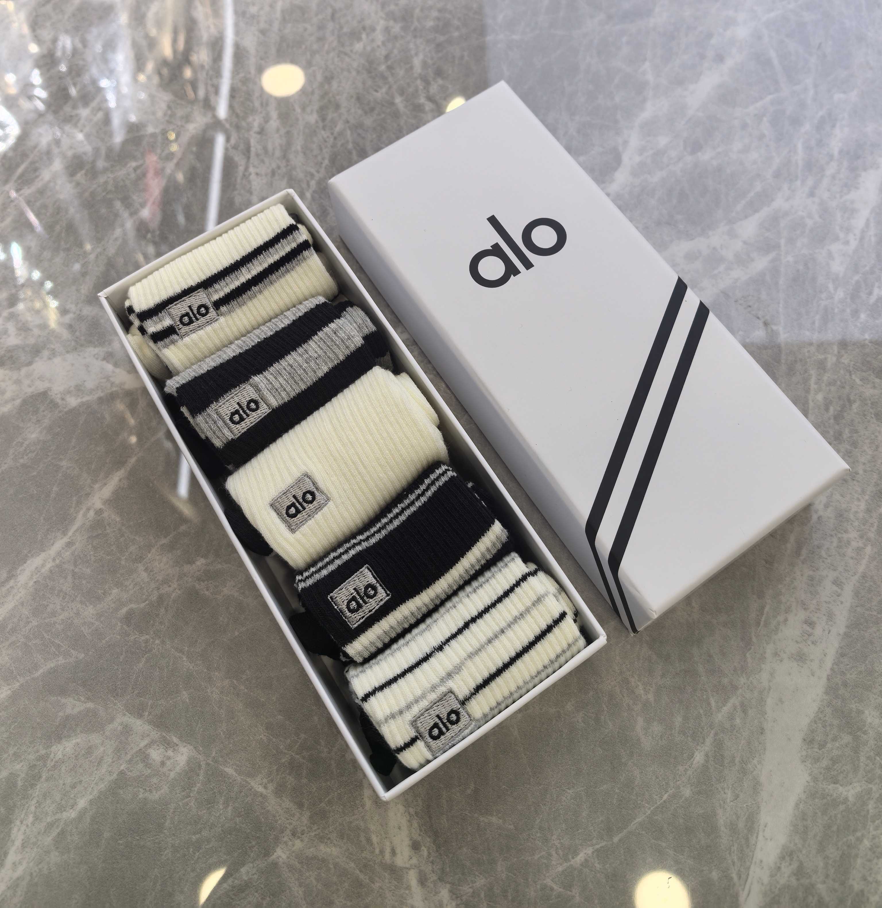 💛配包装ALO 新款双针刺绣中长筒款堆堆袜袜子！一盒五双， 专柜同步筒款袜子，💛大牌出街，潮人必备🔥超好