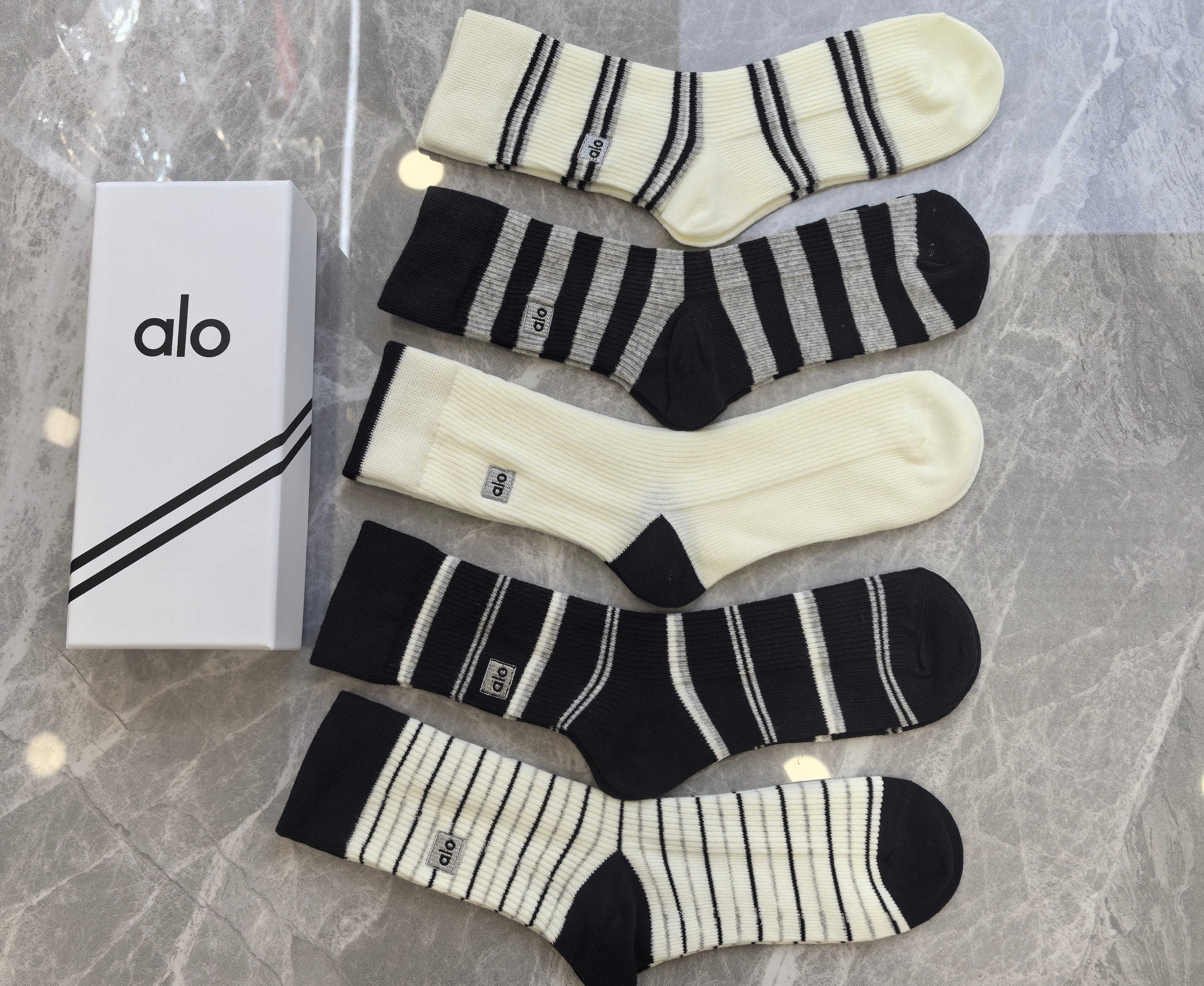 💛配包装ALO 新款双针刺绣中长筒款堆堆袜袜子！一盒五双， 专柜同步筒款袜子，💛大牌出街，潮人必备🔥超好