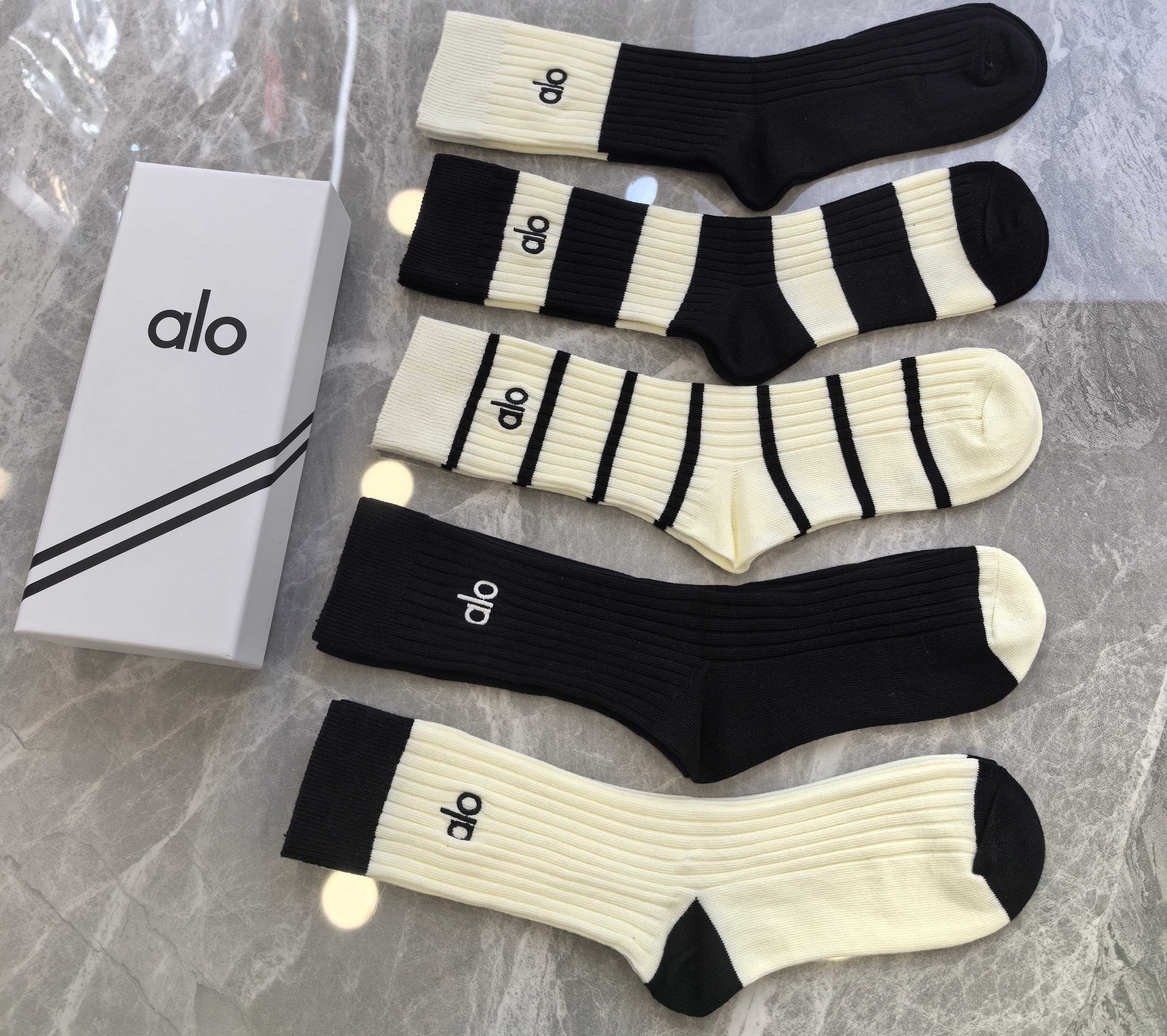 💛配包装ALO 新款双针刺绣中长筒款堆堆袜袜子！一盒五双， 专柜同步筒款袜子，💛大牌出街，潮人必备🔥超好