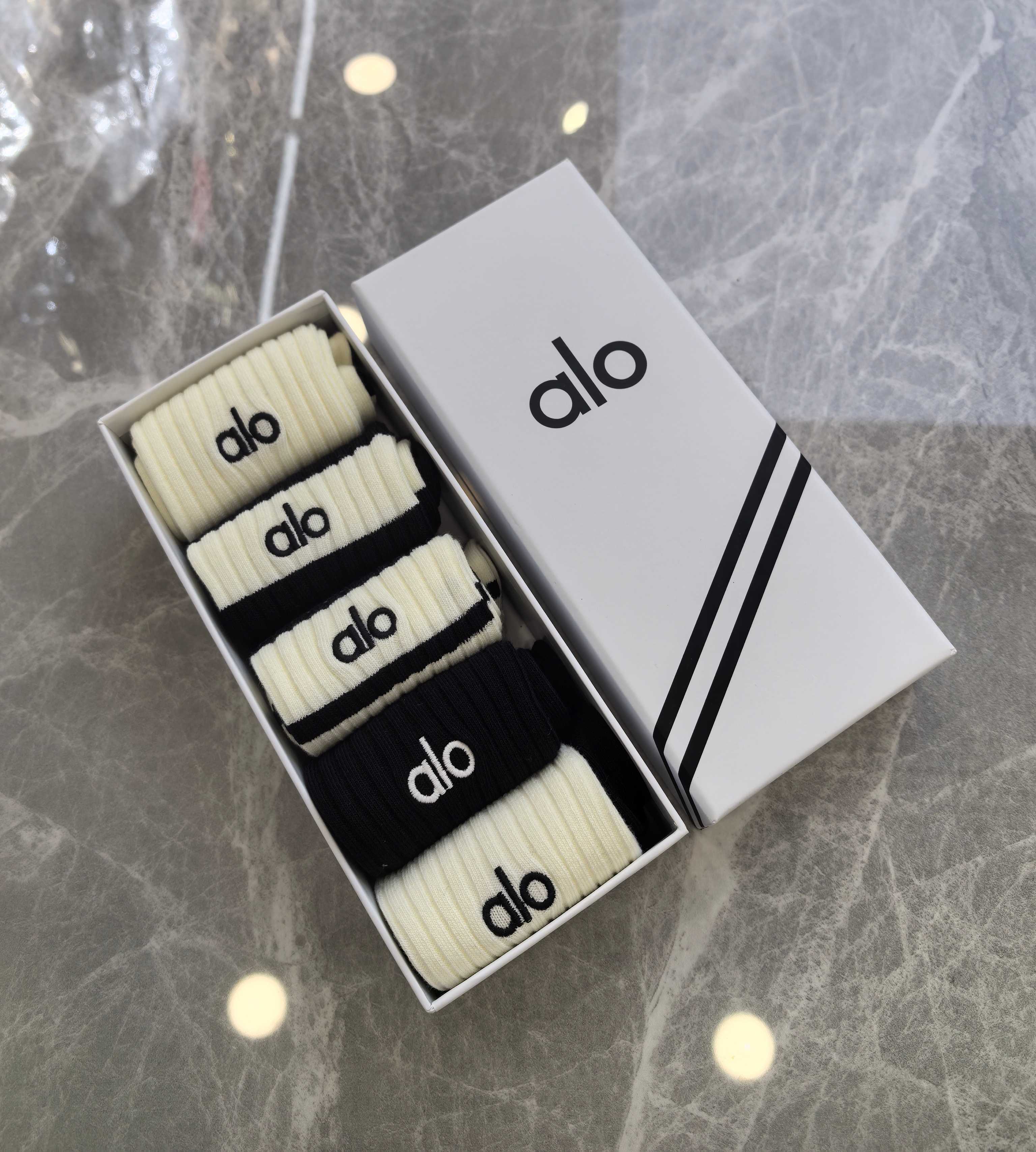 💛配包装ALO 新款双针刺绣中长筒款堆堆袜袜子！一盒五双， 专柜同步筒款袜子，💛大牌出街，潮人必备🔥超好