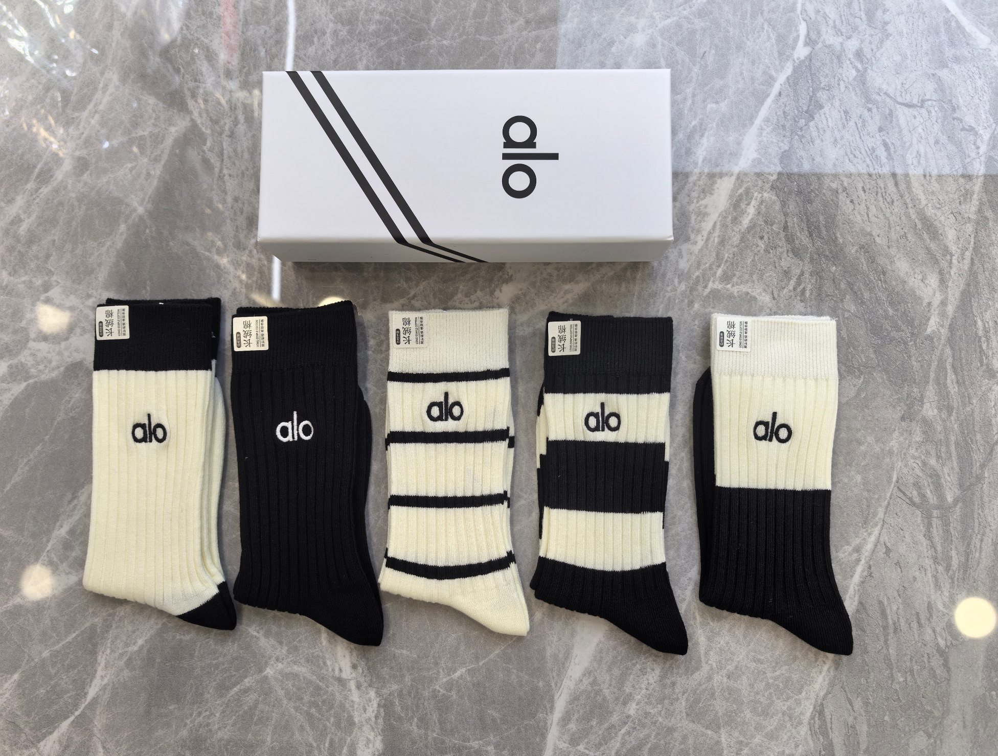 💛配包装ALO 新款双针刺绣中长筒款堆堆袜袜子！一盒五双， 专柜同步筒款袜子，💛大牌出街，潮人必备🔥超好